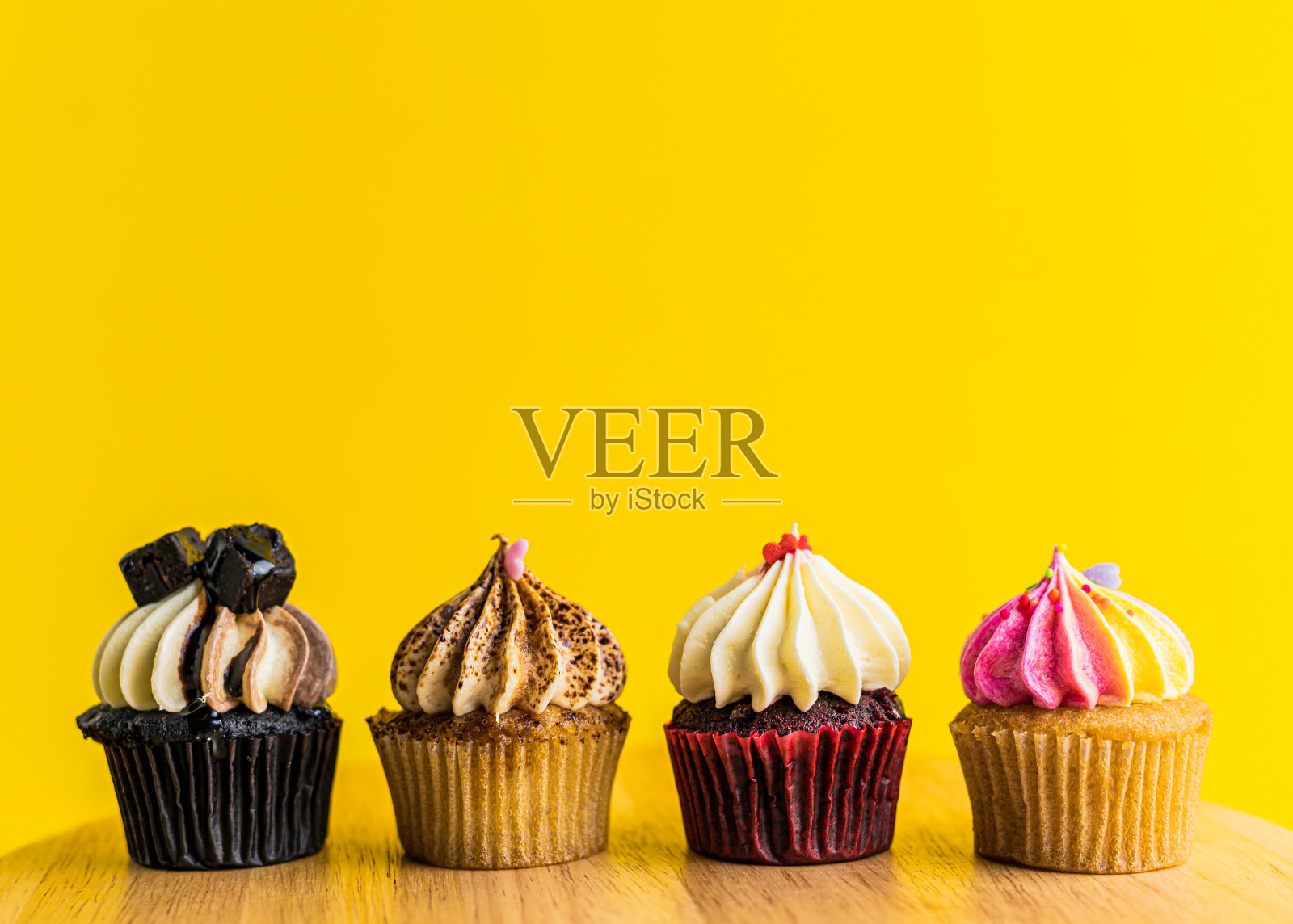 各种蛋糕与蜡烛生日聚会在黄色背景，周年纪念的概念照片摄影图片