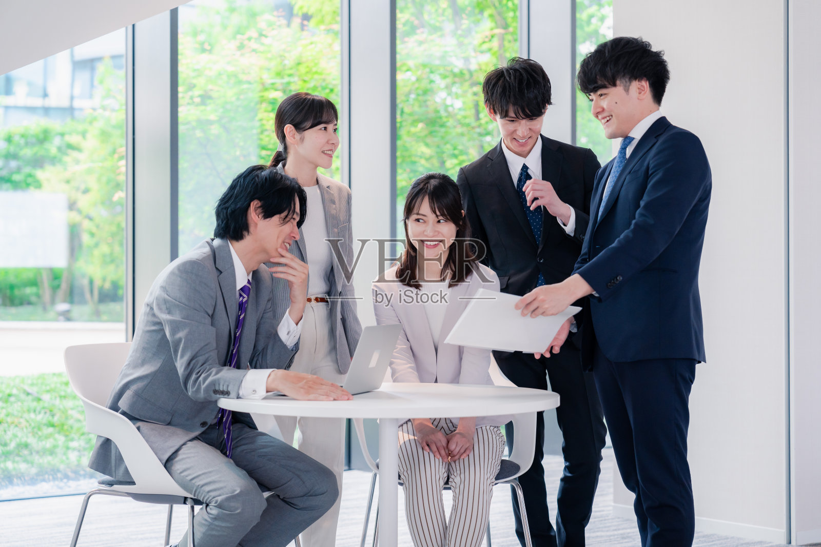 在办公室开会的商人们面带微笑照片摄影图片