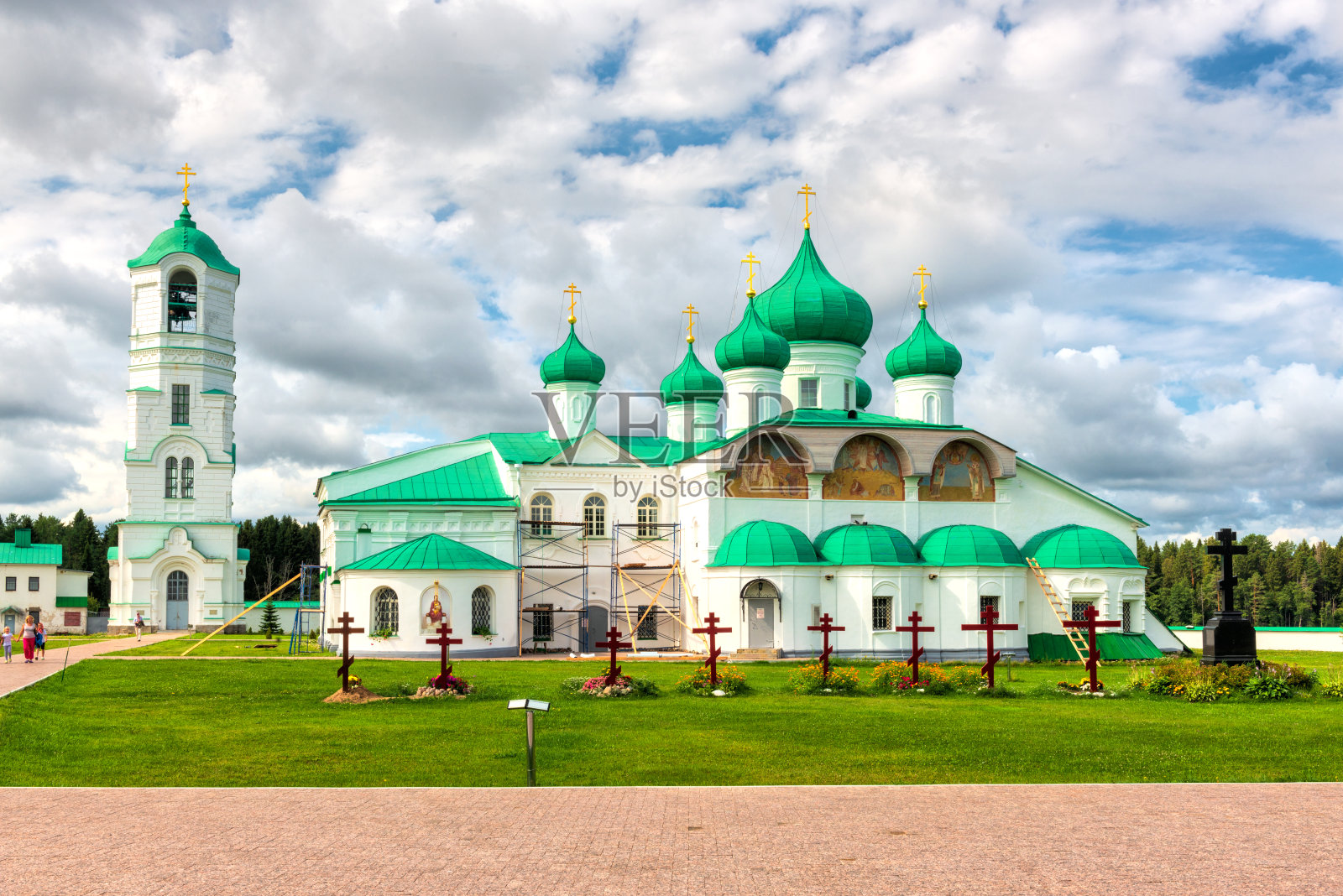 普列奥布拉任斯基大教堂的东立面以及圣三一亚历山大修道院的撒迦利亚和伊丽莎白教堂照片摄影图片