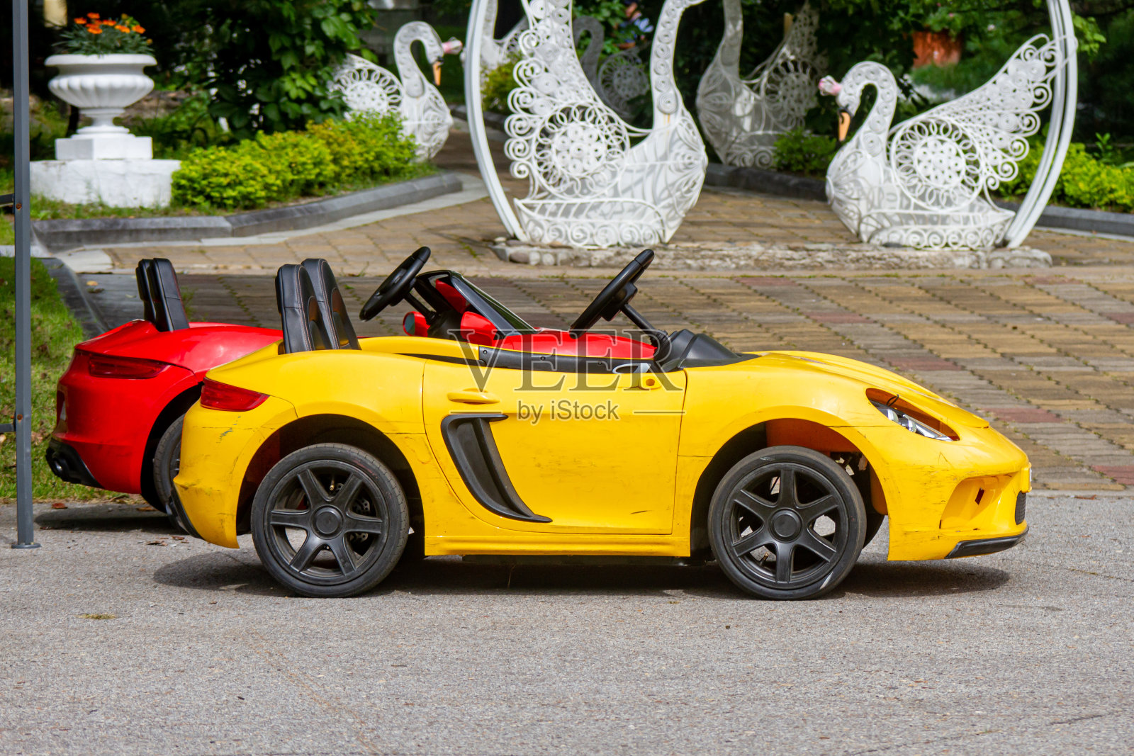 各种儿童汽车在货架上可供出租照片摄影图片