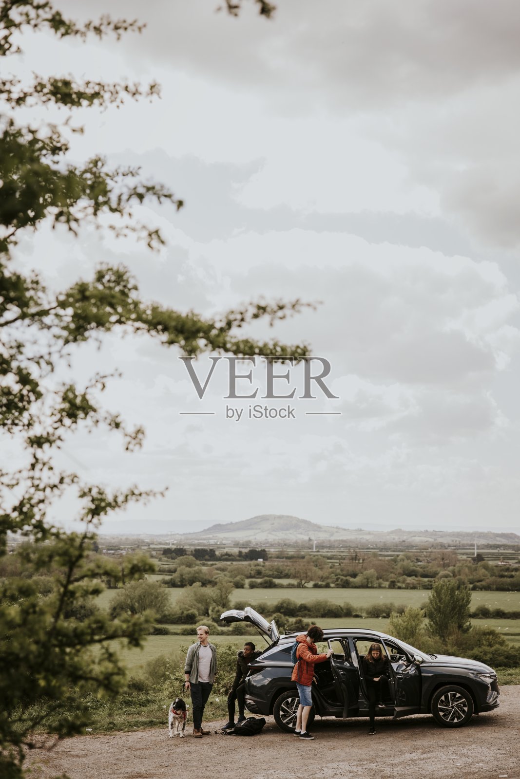 一群朋友在公路旅行的照片照片摄影图片