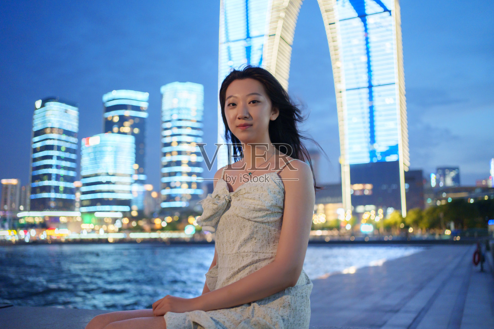 苏州市中心的一个亚洲女孩照片摄影图片