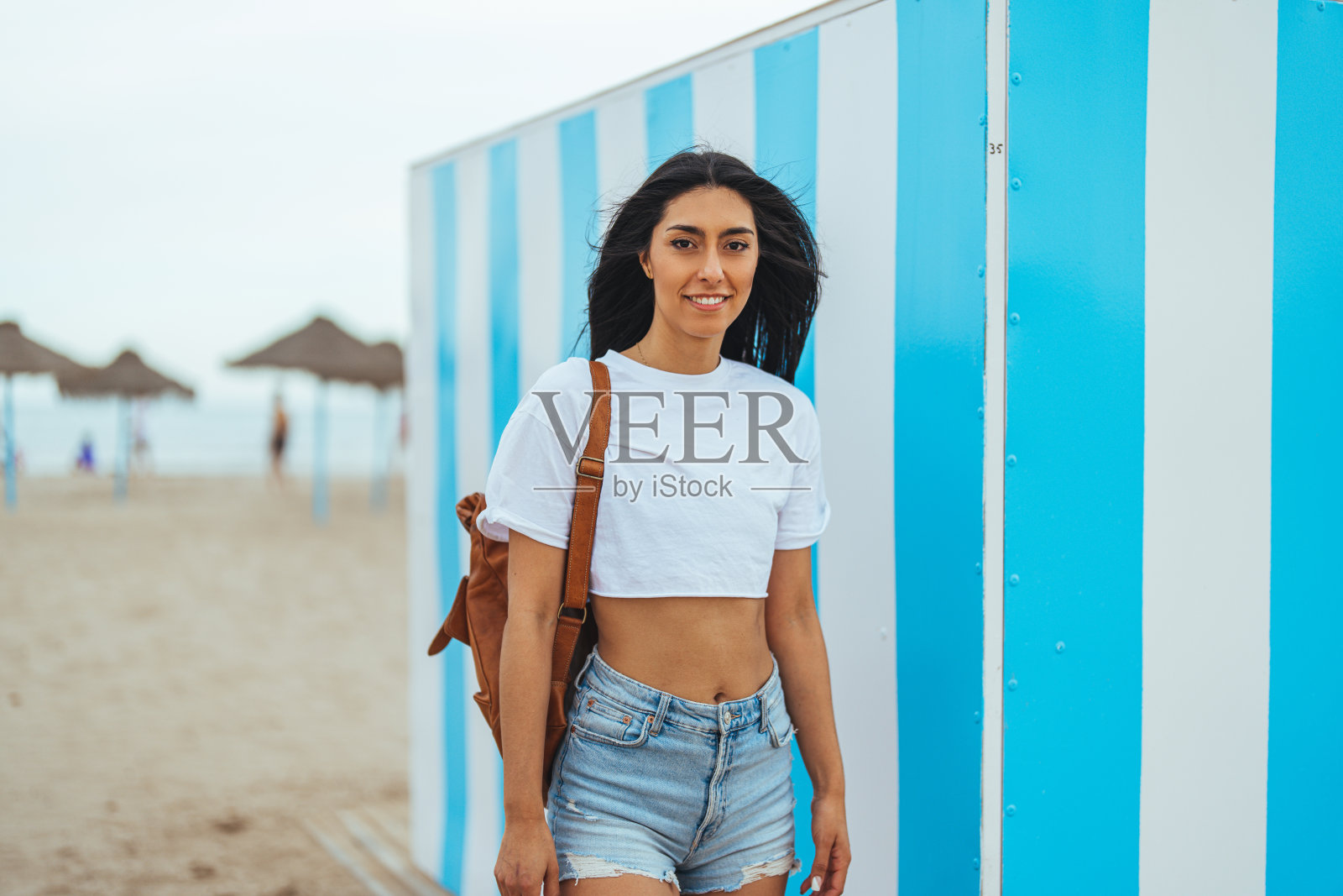 容光焕发的西班牙女人享受海边的休闲照片摄影图片