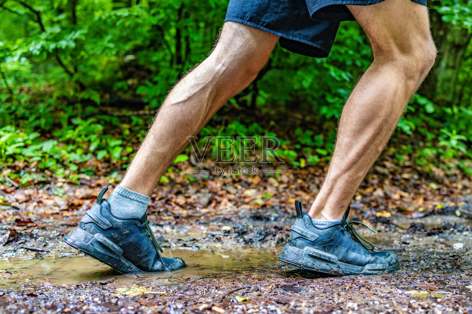 越野适合男性越野跑者在森林小径上跑照片摄影图片