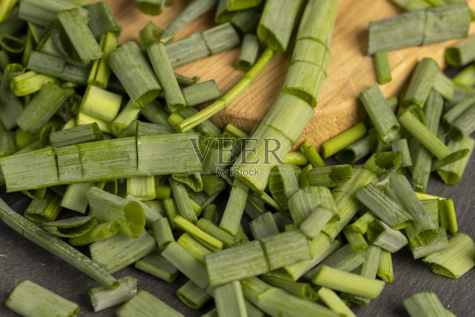 烹饪时放在桌上的大葱照片摄影图片