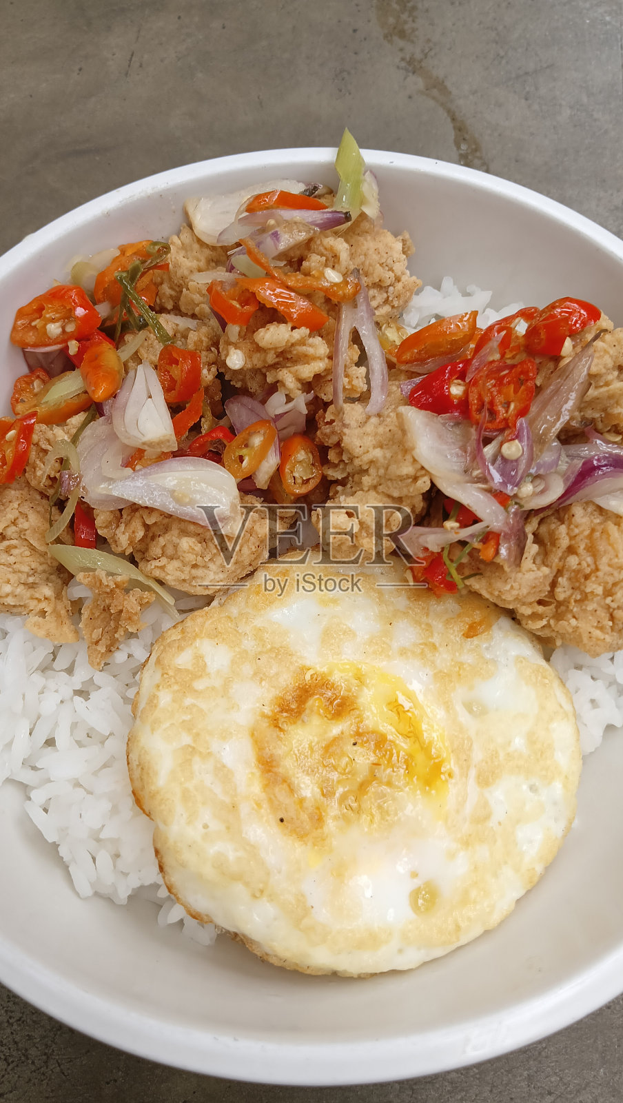 阿亚姆参巴玛塔配鸡蛋和米饭。照片摄影图片