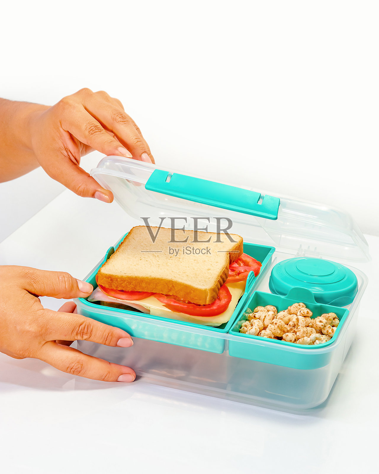 手准备均衡的午餐在一个分区的容器照片摄影图片