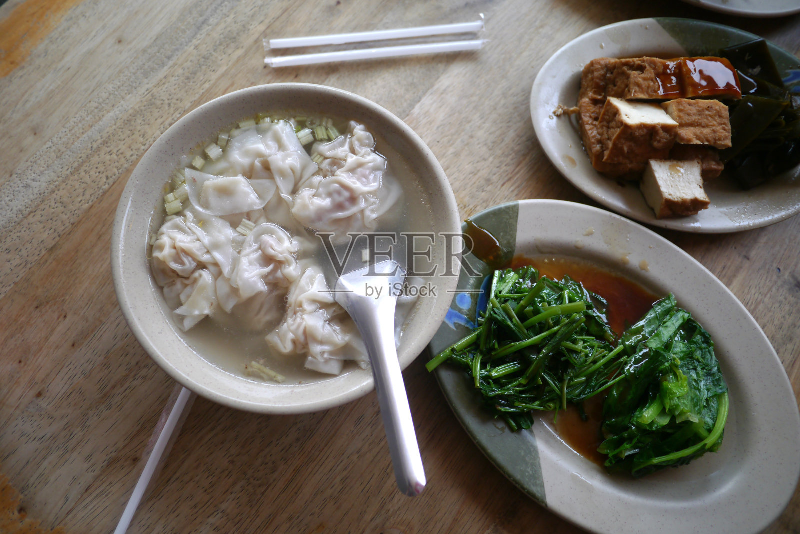 馄饨汤照片摄影图片