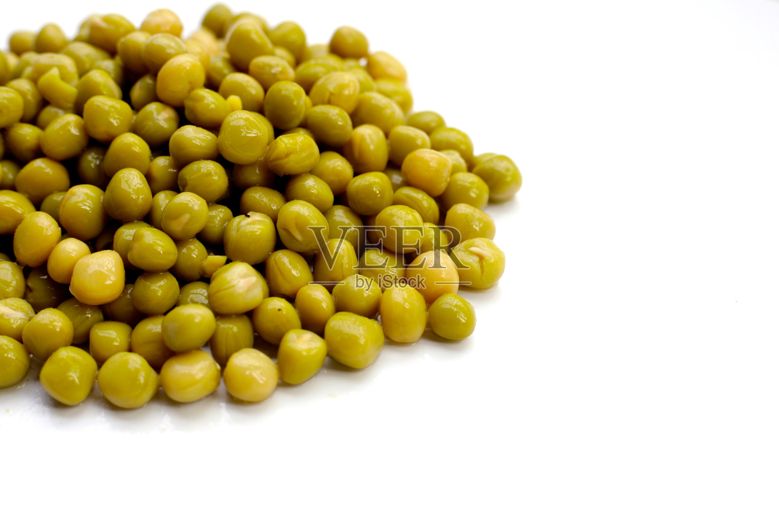 白底青豆罐头。照片摄影图片