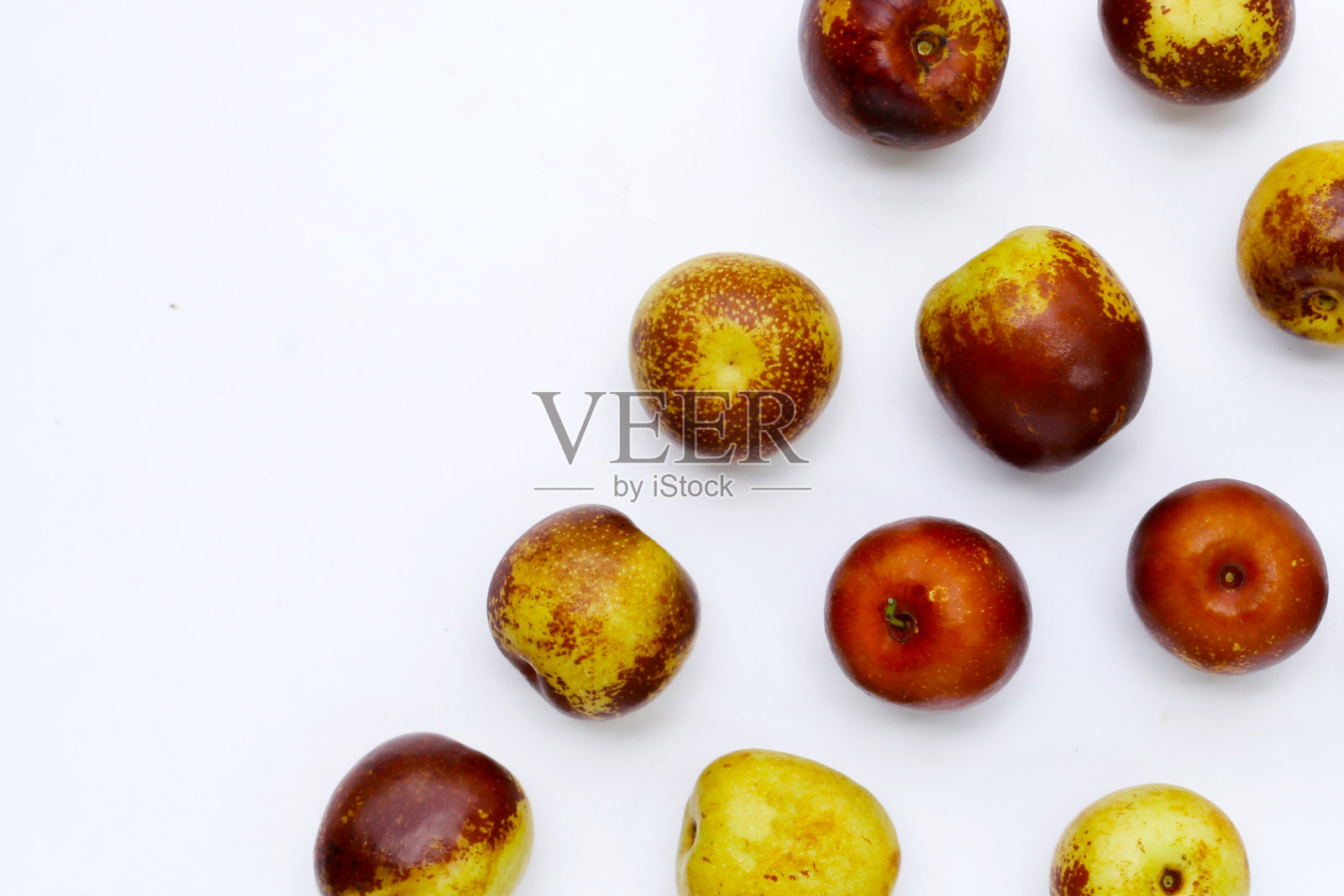 白色背景上的新鲜枣果照片摄影图片