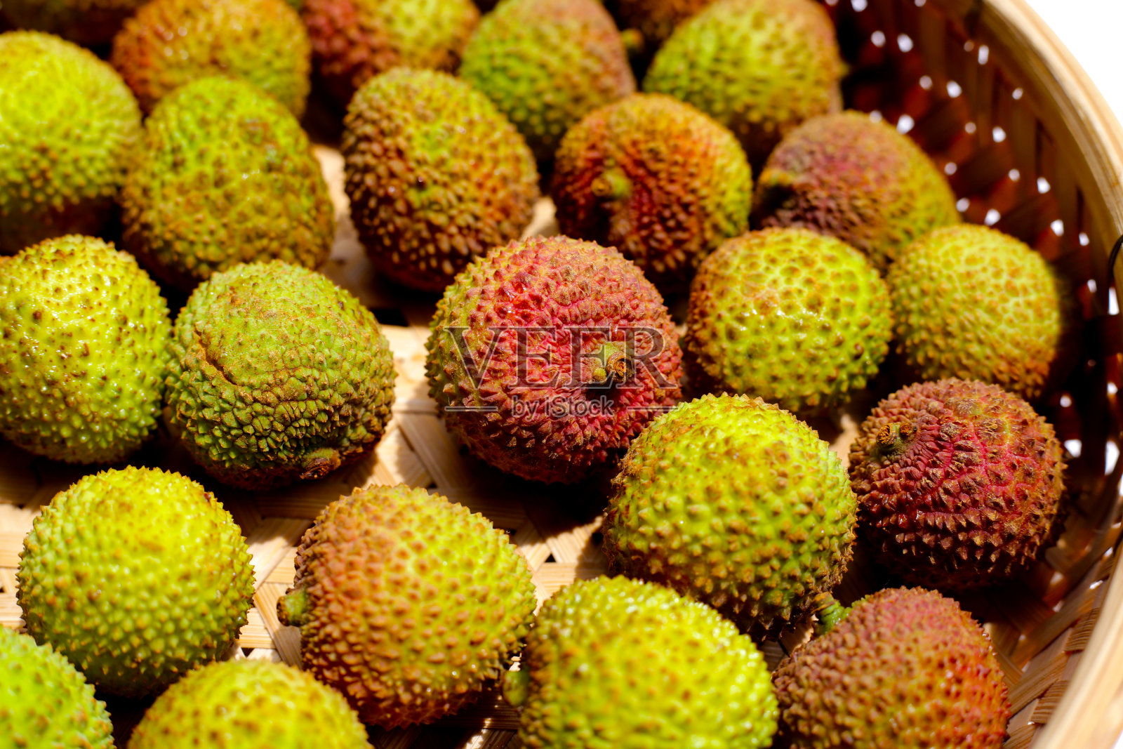 新鲜的荔枝果。多汁的异国水果。照片摄影图片