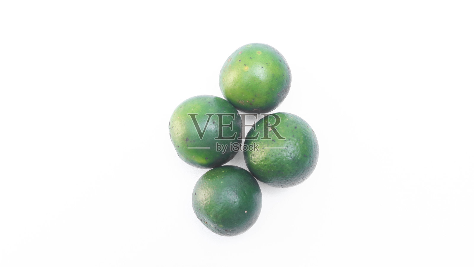 来自亚洲的当地鲜榨橙果，白色背景。用来做饮料的橙绿色水果照片摄影图片