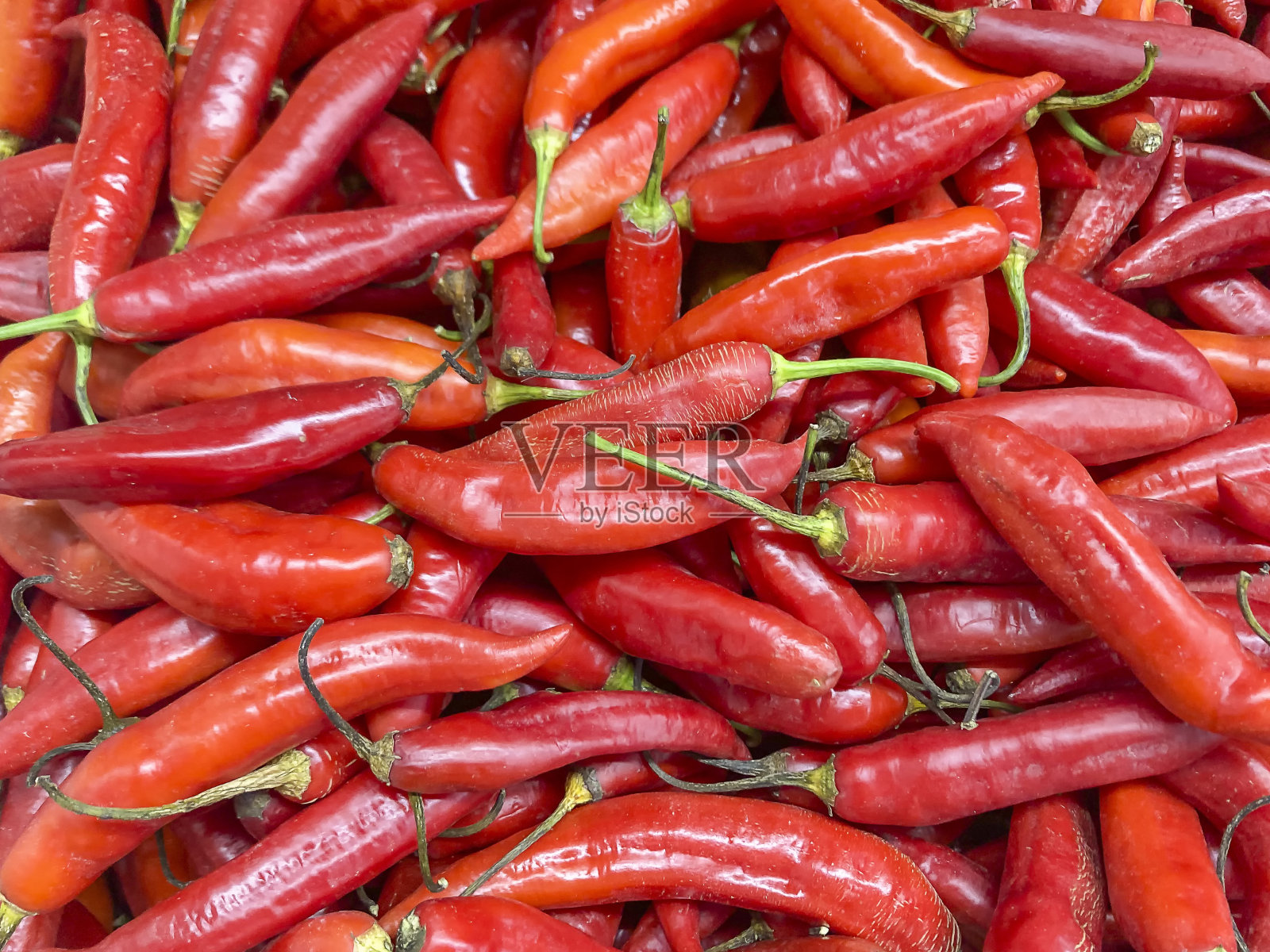 几个红辣椒手指辣椒的背景。照片摄影图片