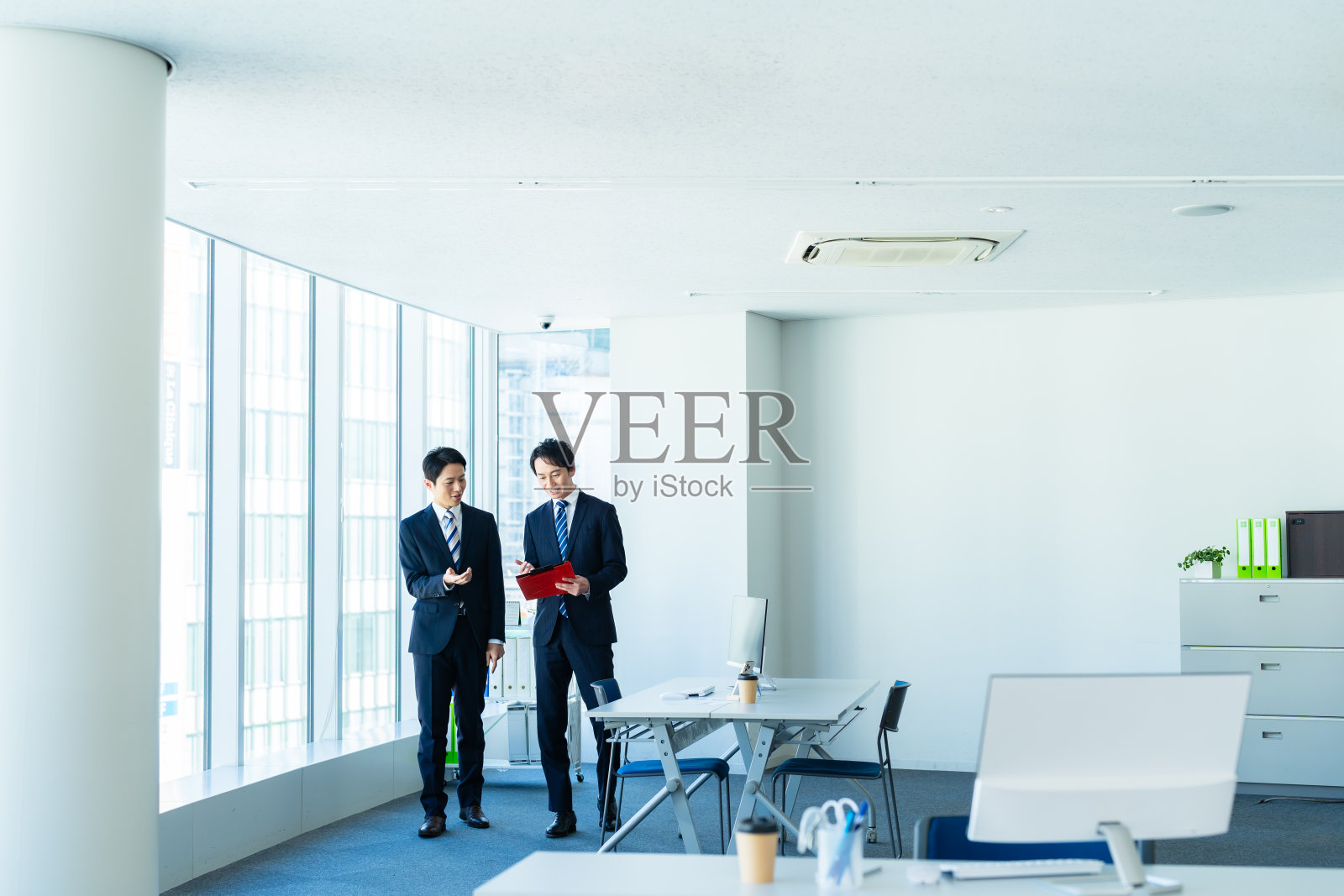 商人边走边开会照片摄影图片