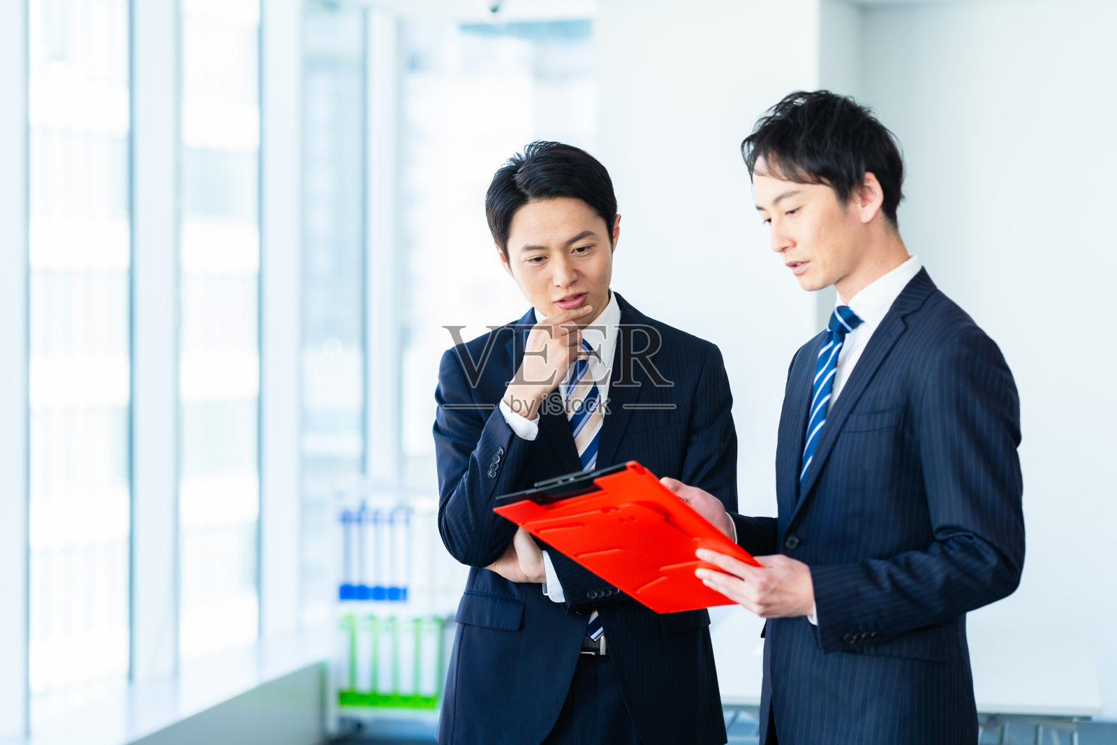 商人边走边开会照片摄影图片