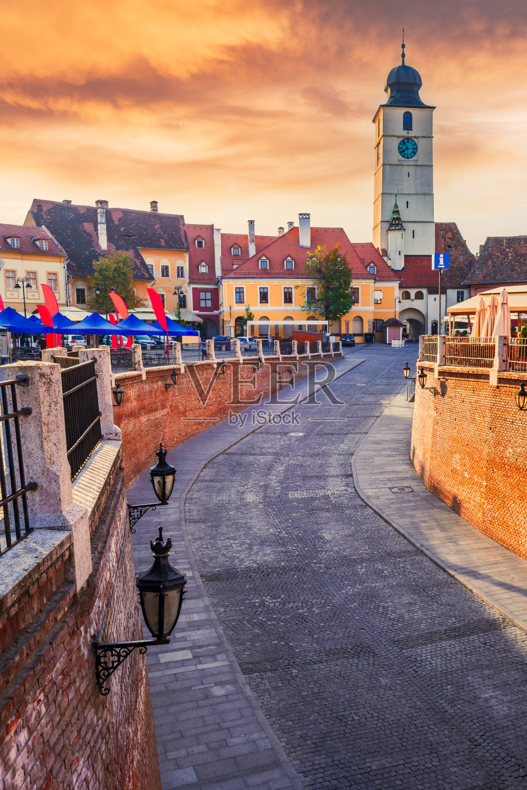 罗马尼亚锡比乌-历史悠久的市中心和特兰西瓦尼亚的谎言桥。照片摄影图片