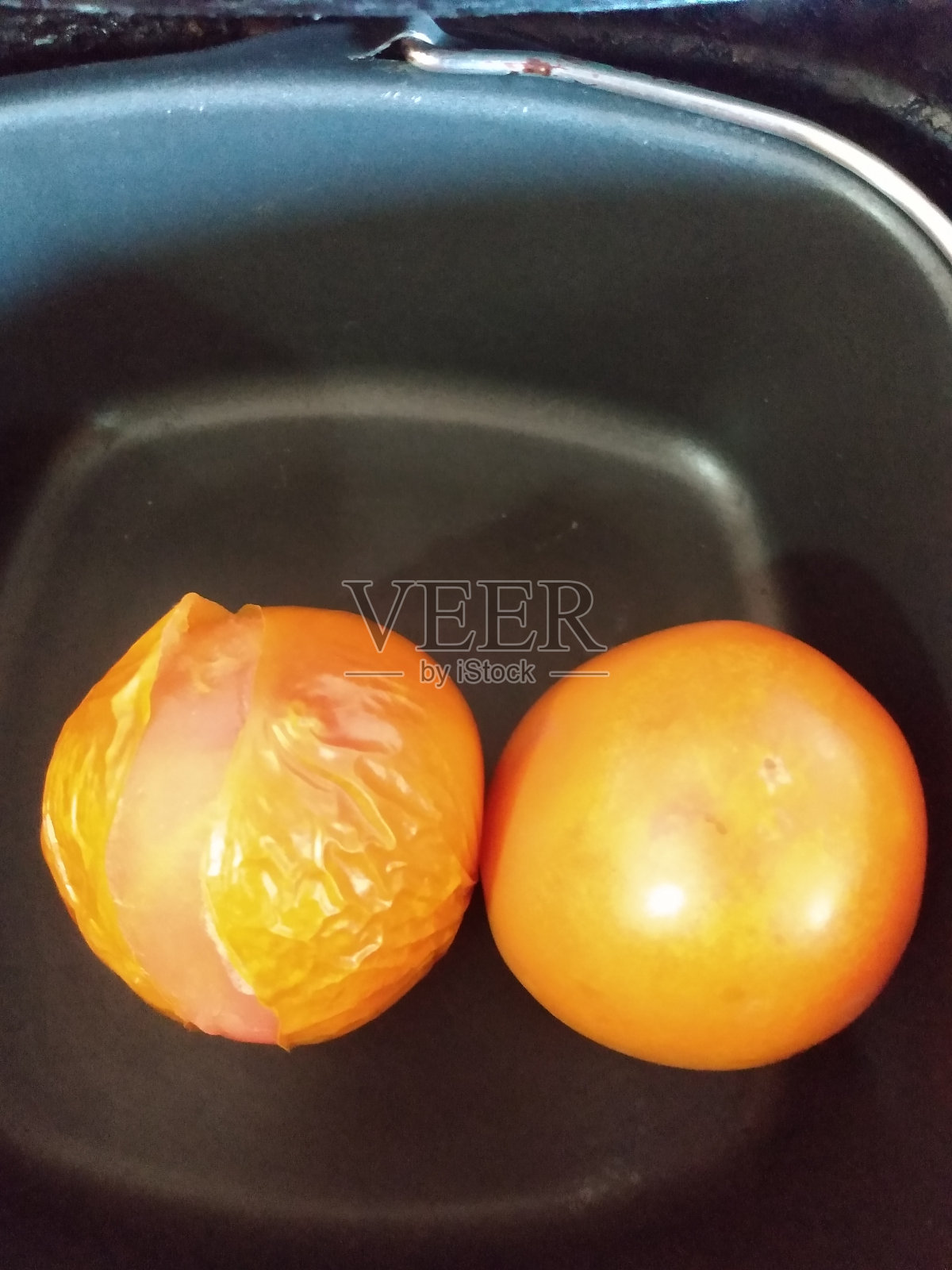 空气炸锅里的西红柿照片摄影图片