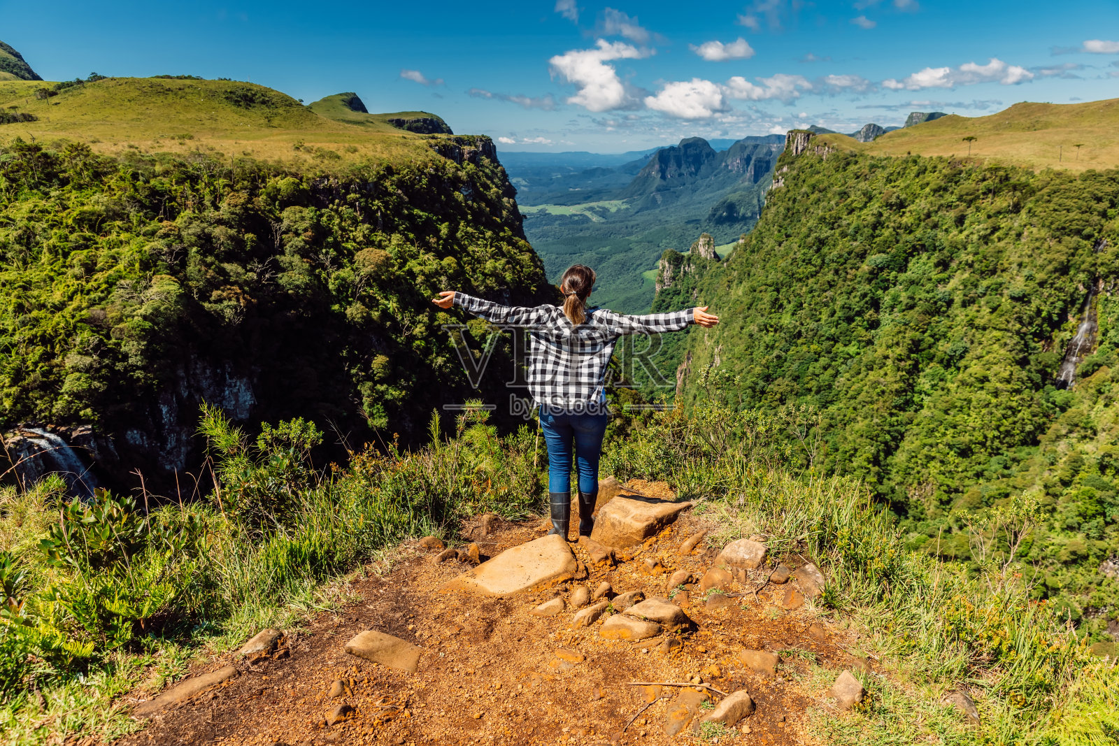 旅行者女子在巴西圣卡塔琳娜的埃斯普拉亚多峡谷的悬崖上享受和逗留。照片摄影图片