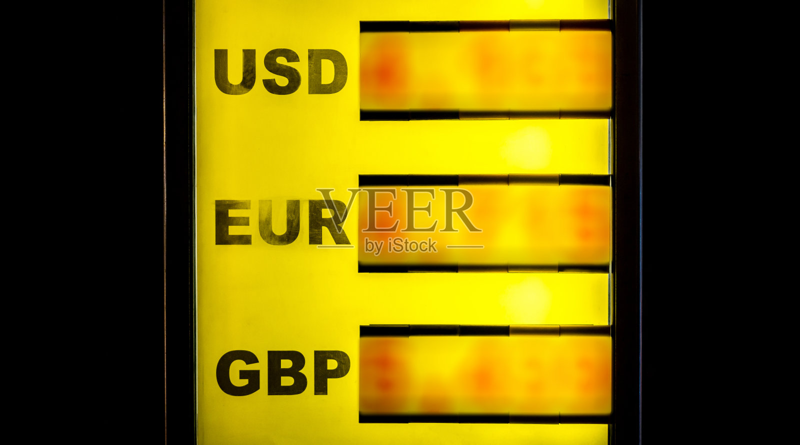 未知的美元，欧元和英镑不同的货币价格在夜间户外货币兑换处的标志价格波动，不稳定的经济汇率预测政治和新闻抽象概念照片摄影图片