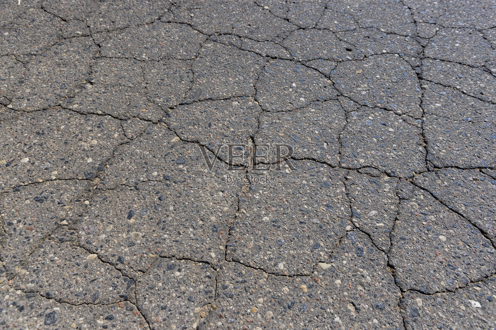 沥青路面覆盖有裂缝的沥青路面的一部分照片摄影图片