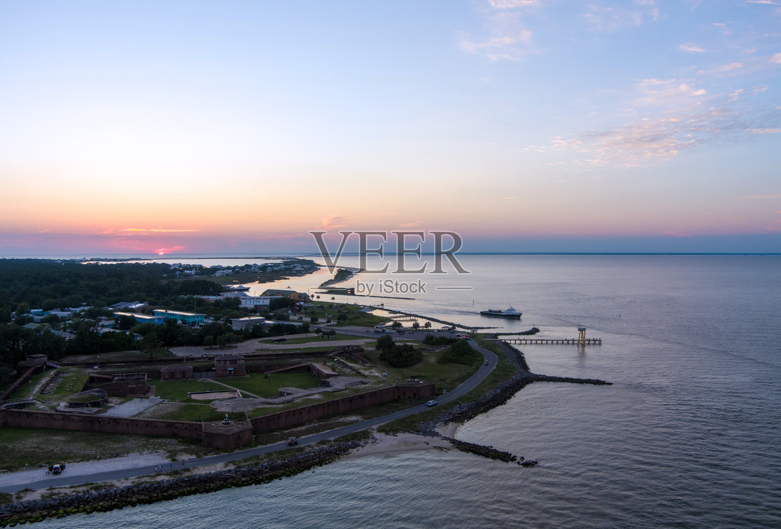 6月日落时，阿拉巴马州的多芬岛照片摄影图片