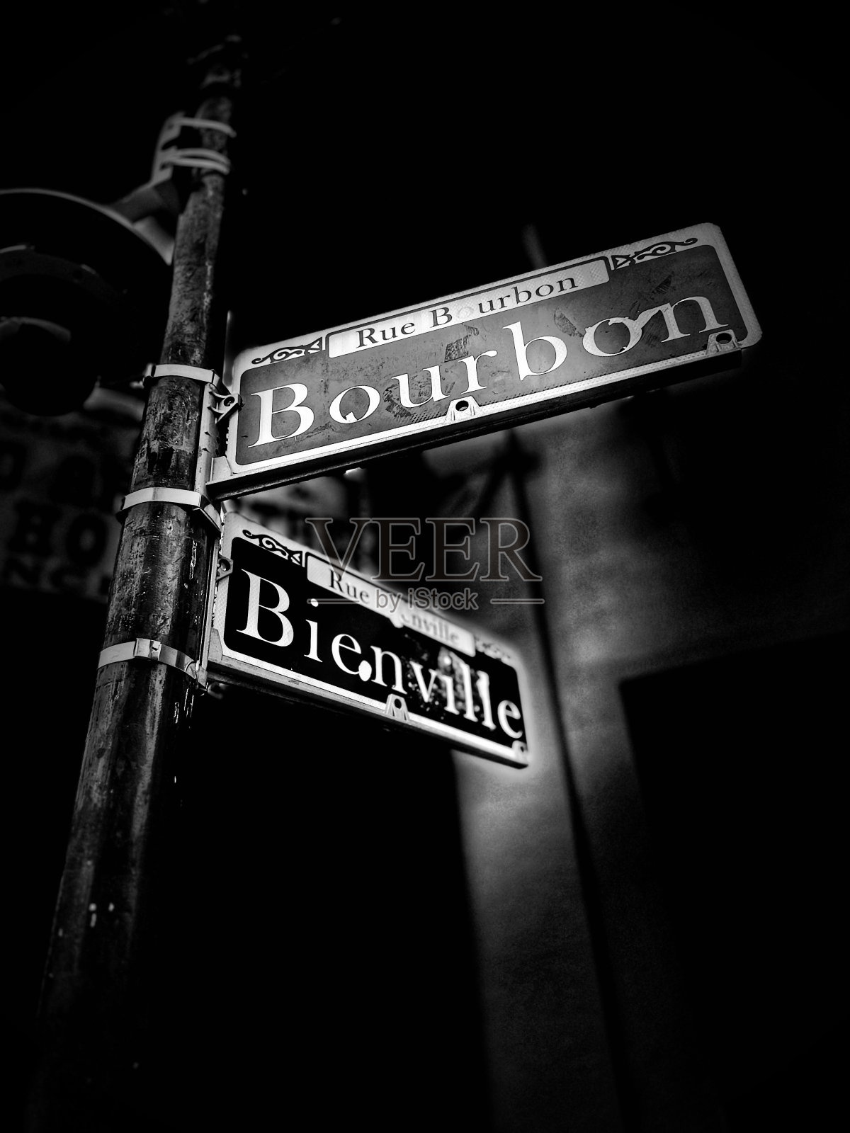 低角度单色图像与工作室灯光效果街道标志波旁和比恩维尔•法国区，新奥尔良，洛杉矶，美国照片摄影图片