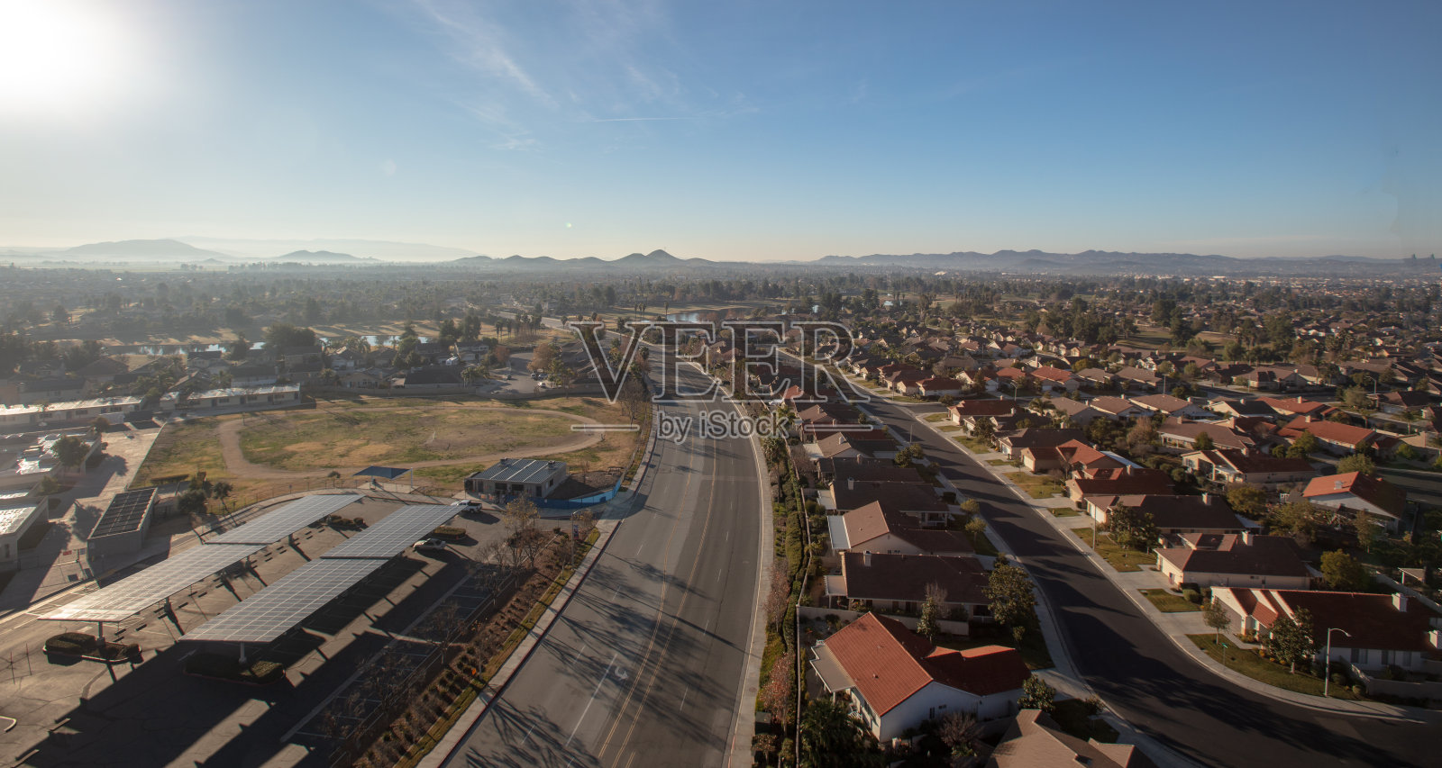 白天从美国南加州梅尼菲的热气球上鸟瞰房屋照片摄影图片