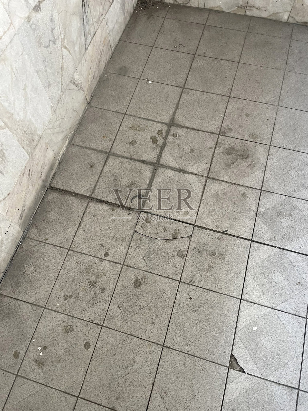 在废弃的房间里，肮脏的水泥墙和瓷砖地板照片摄影图片