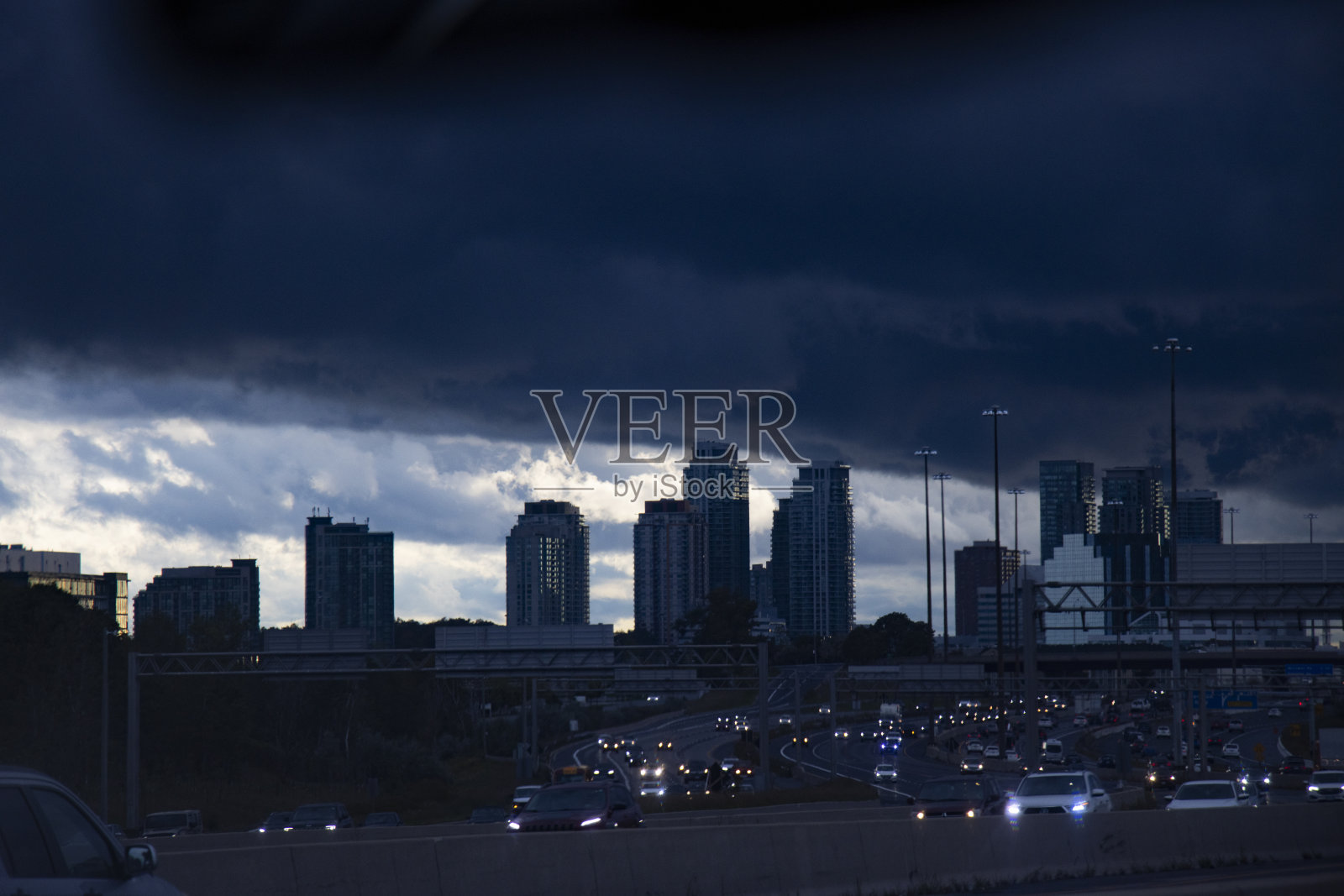 加拿大多伦多市上空的风暴云照片摄影图片