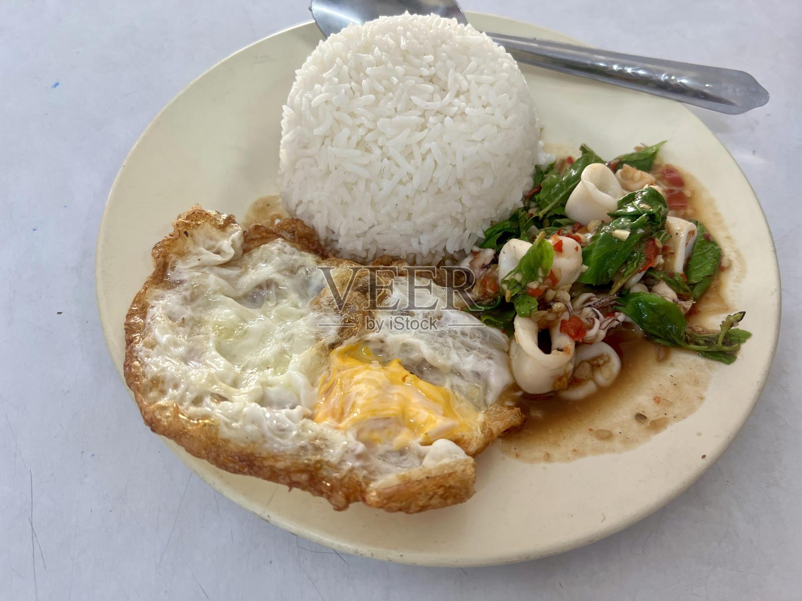 一盘饭、肉和蔬菜的照片。照片摄影图片