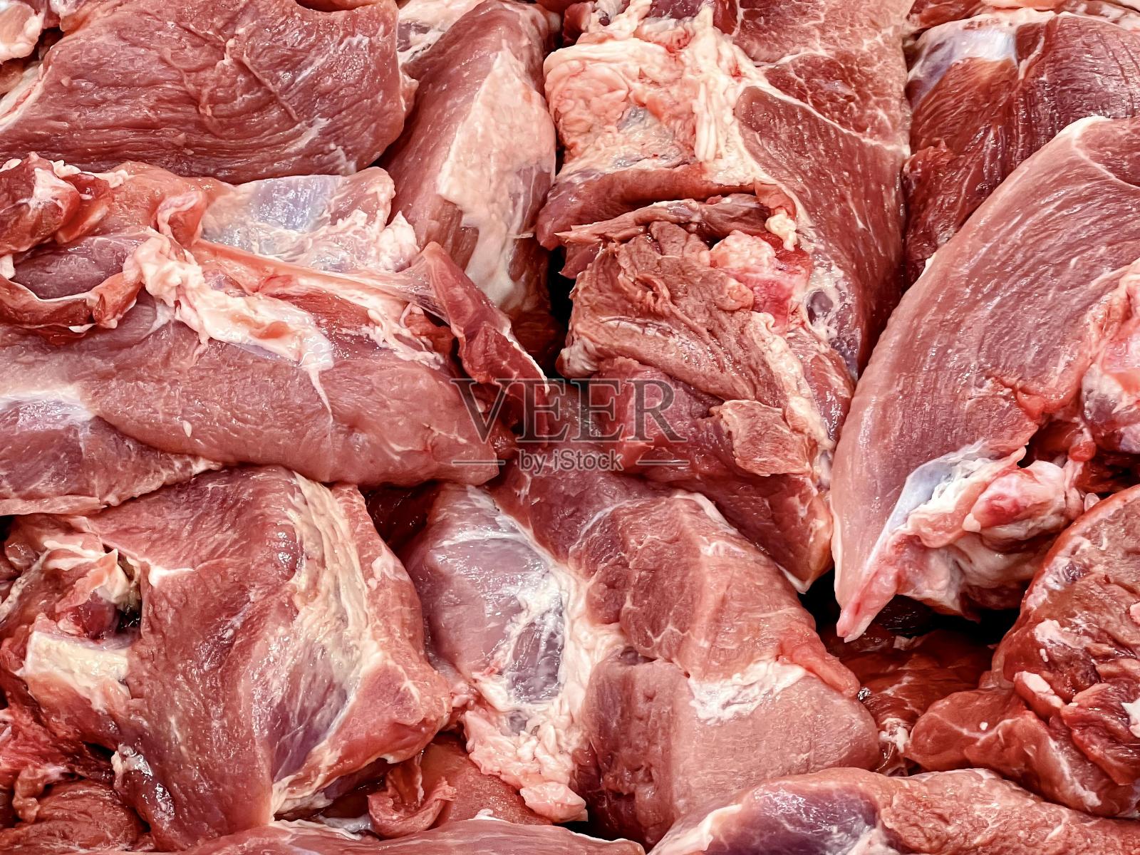 一张桌子上放着一堆生肉的照片。照片摄影图片