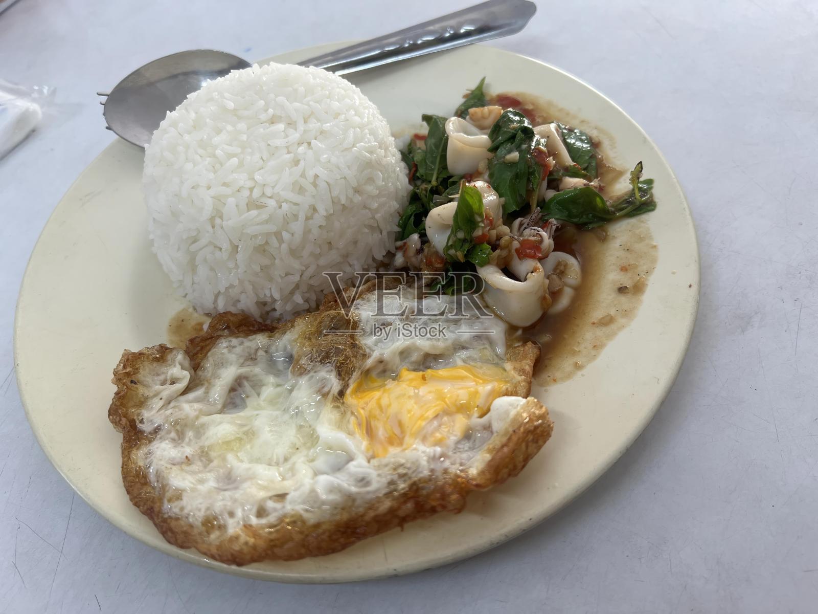 一盘饭、肉和蔬菜的照片。照片摄影图片