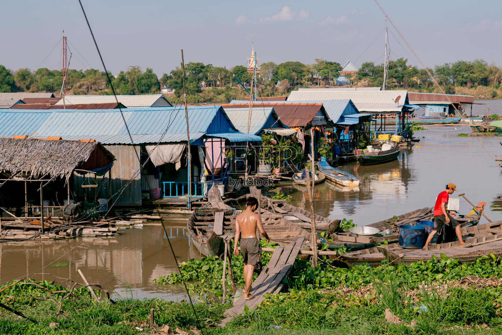 柬埔寨干丹省洞里萨河上的Kampong Luong漂浮村庄照片摄影图片