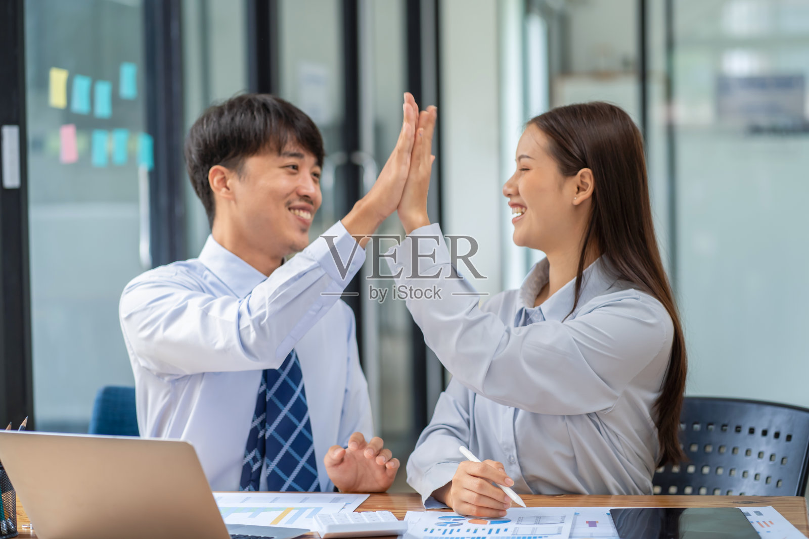 女青年和男青年在办公室工作，经营理念照片摄影图片