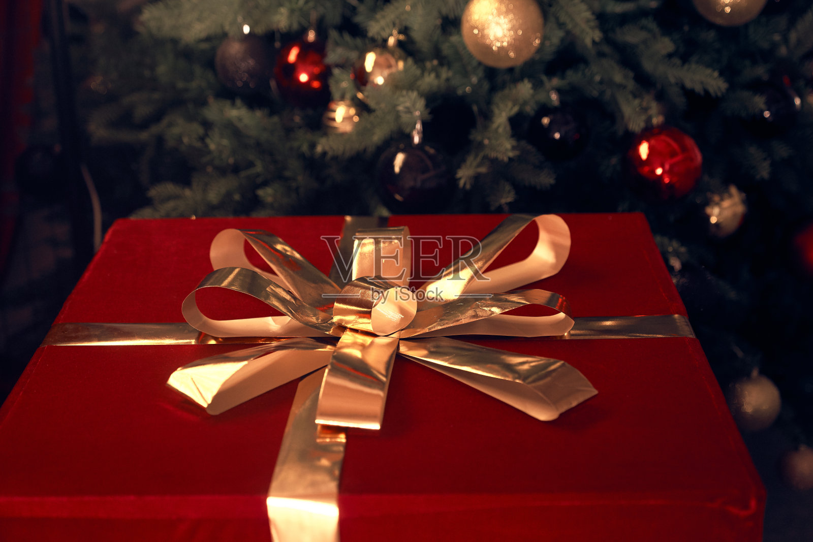 特写礼盒与金缎带和蝴蝶结，美丽的圣诞和新年背景与包装礼盒照片摄影图片
