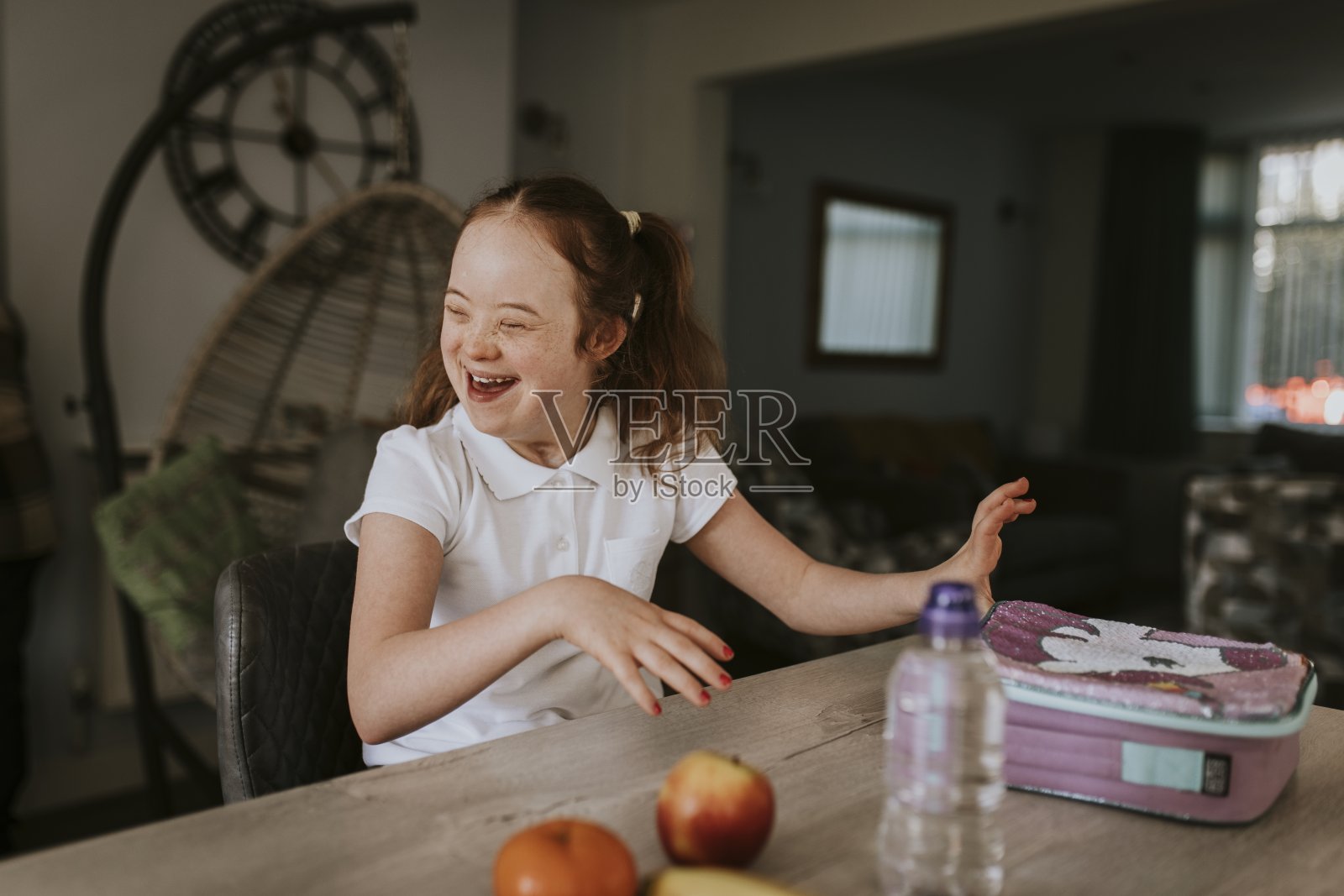 快乐的女孩，唐氏症学生照片摄影图片
