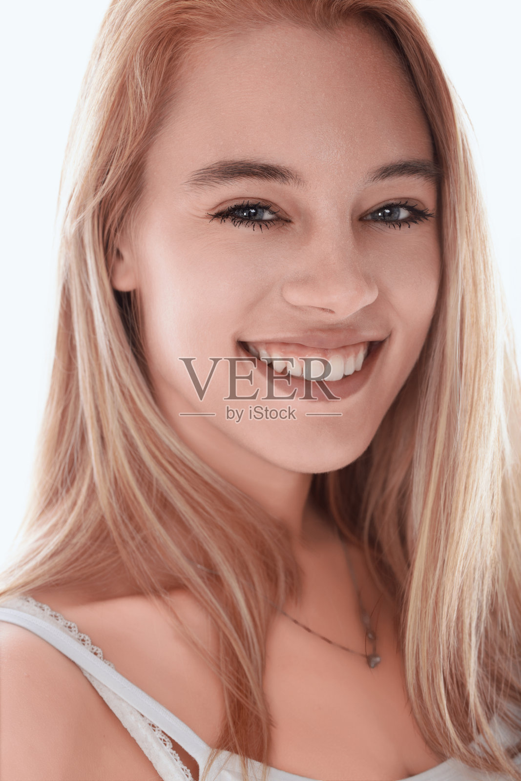 美丽的金发女人微笑着露出洁白的牙齿照片摄影图片