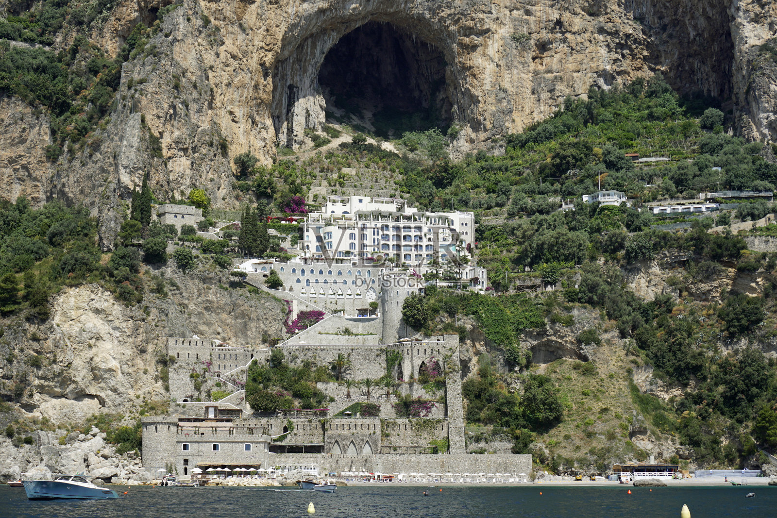 意大利阿马尔菲海岸。从游艇上看到美丽的岩石。照片摄影图片