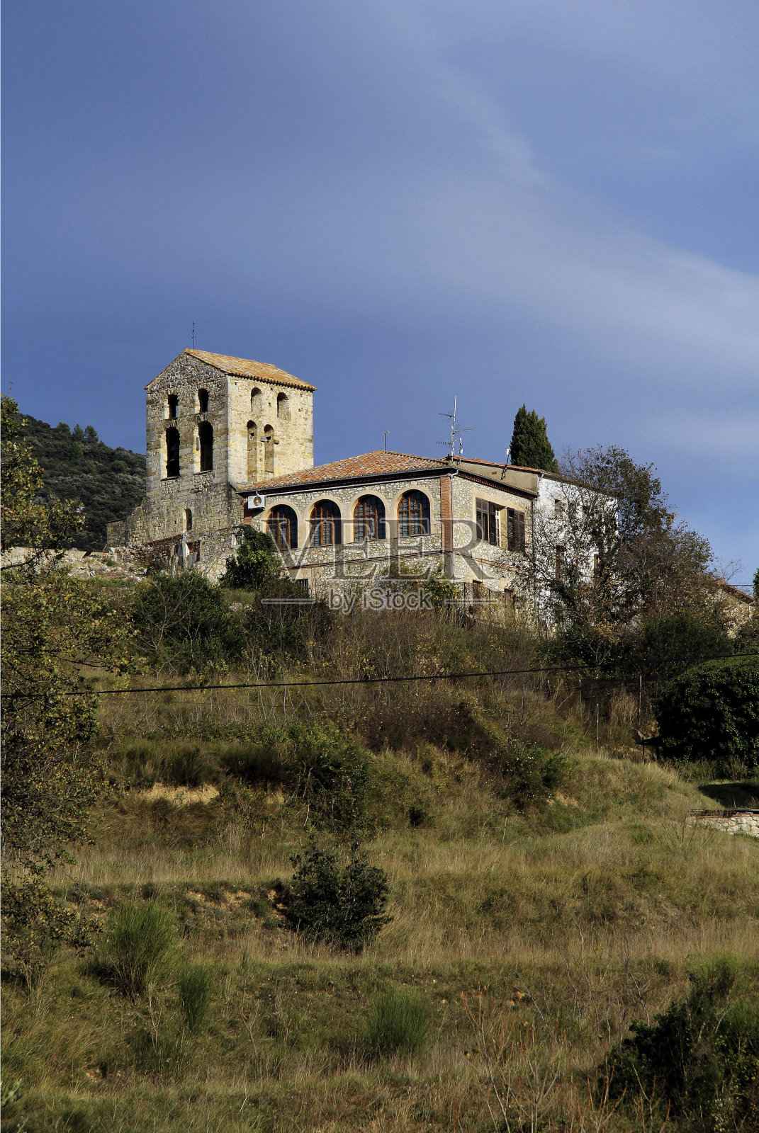 西班牙加泰罗尼亚赫罗纳省Garrotxa的Beuda教堂和村庄照片摄影图片