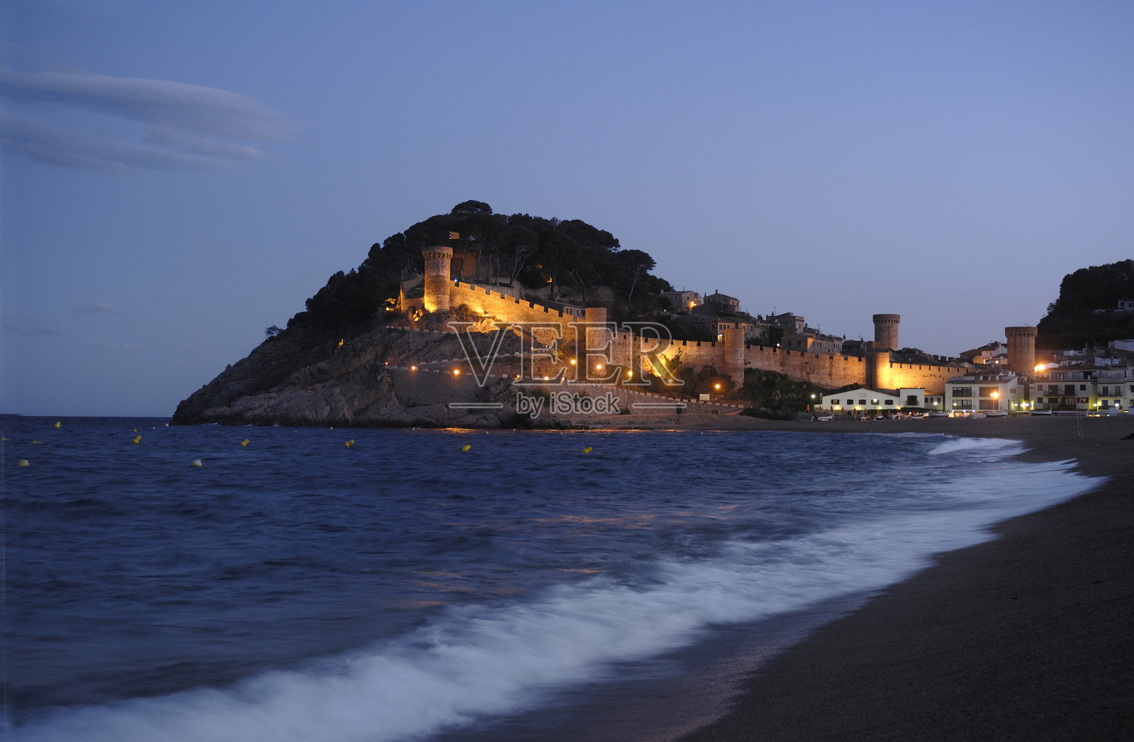 西班牙加泰罗尼亚赫罗纳省托萨德马尔镇的黄昏照片摄影图片