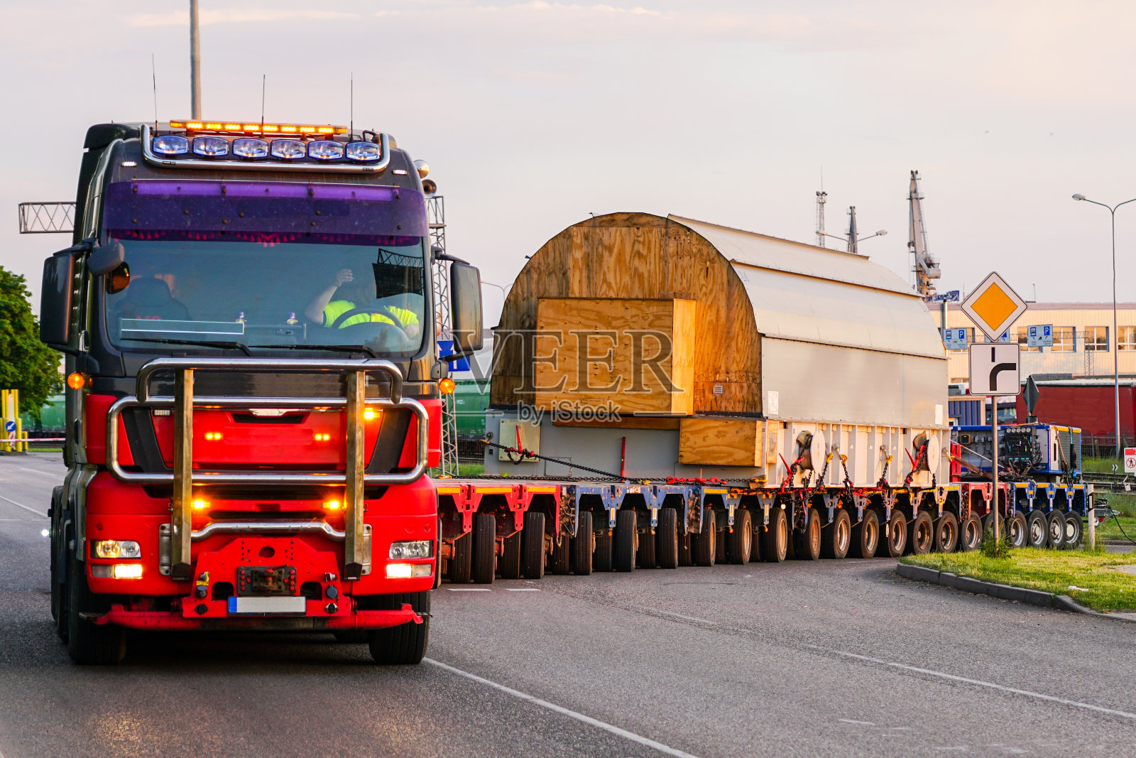 有很长的专用多轴拖车的卡车运载很重的超大货物照片摄影图片