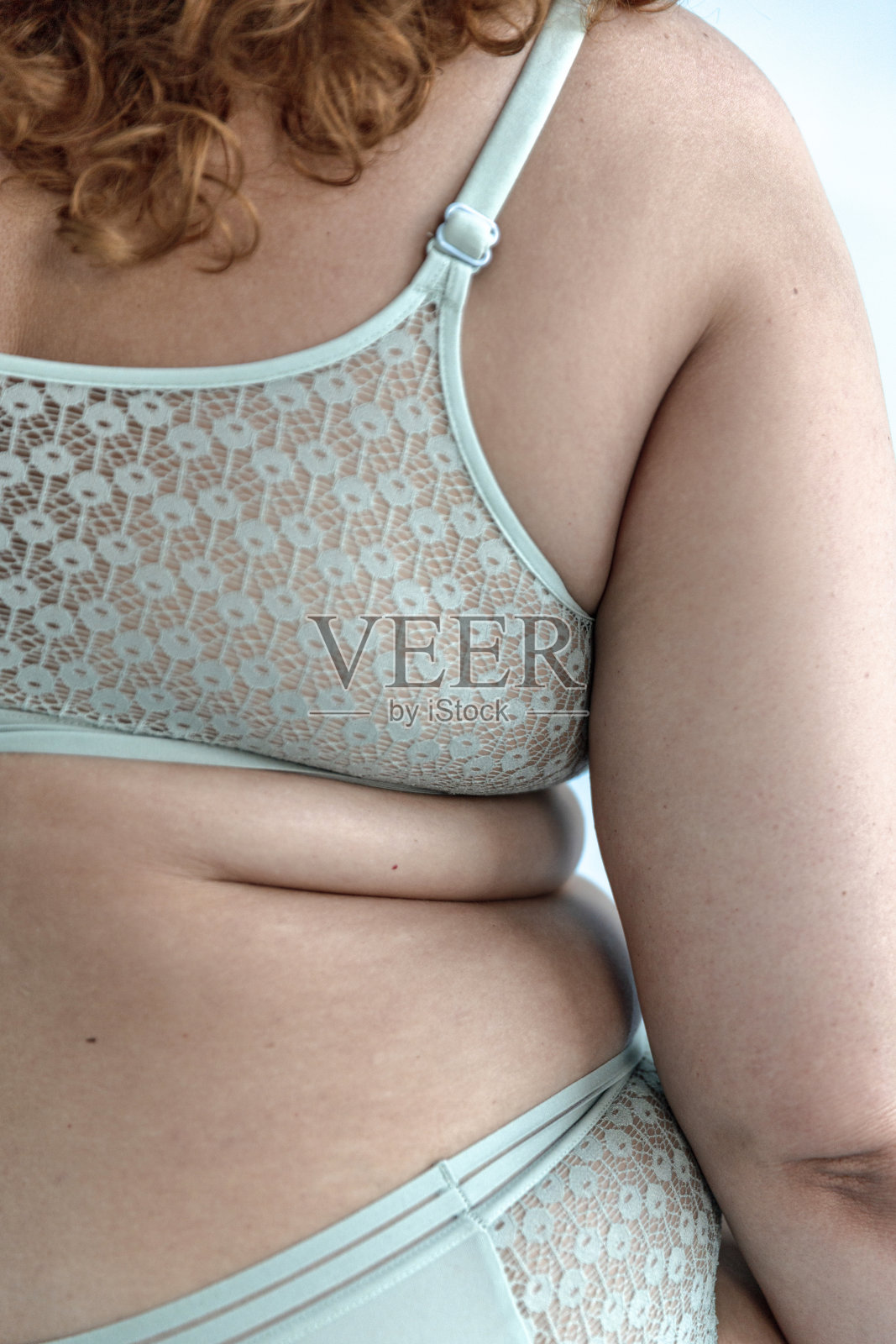 从后面看不出来的大码女人。积极的概念。照片摄影图片