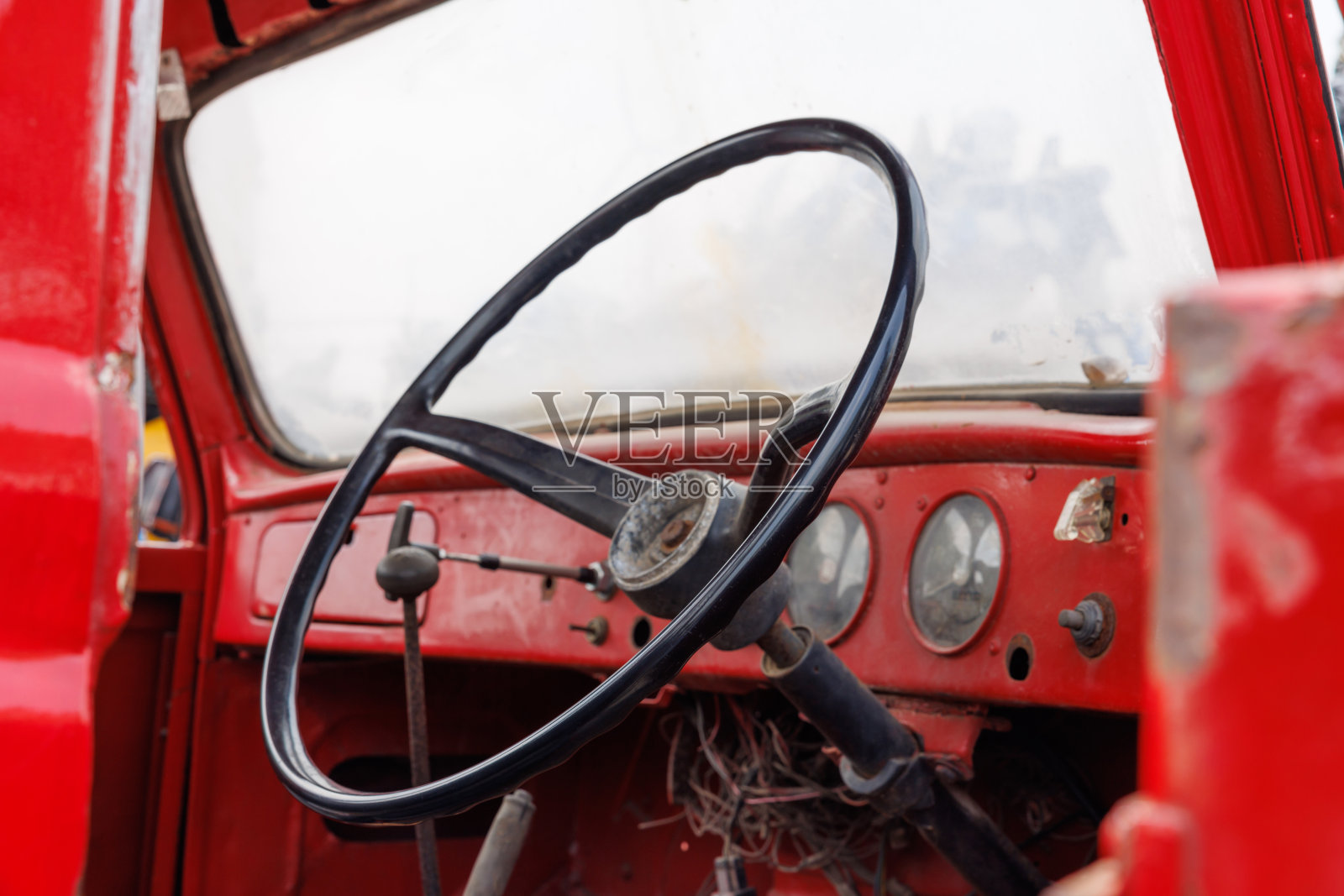 一辆黑色方向盘的红色卡车照片摄影图片