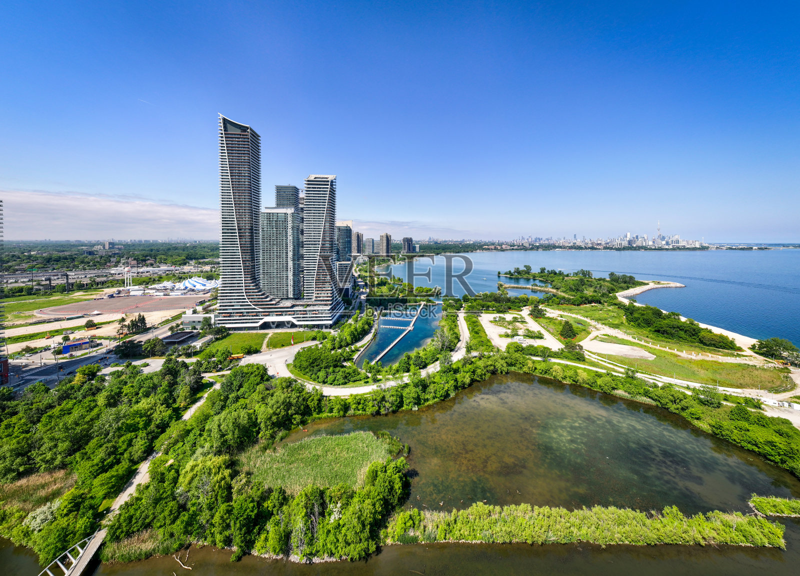 无人机航拍的公园在多伦多市中心的安大略湖照片摄影图片