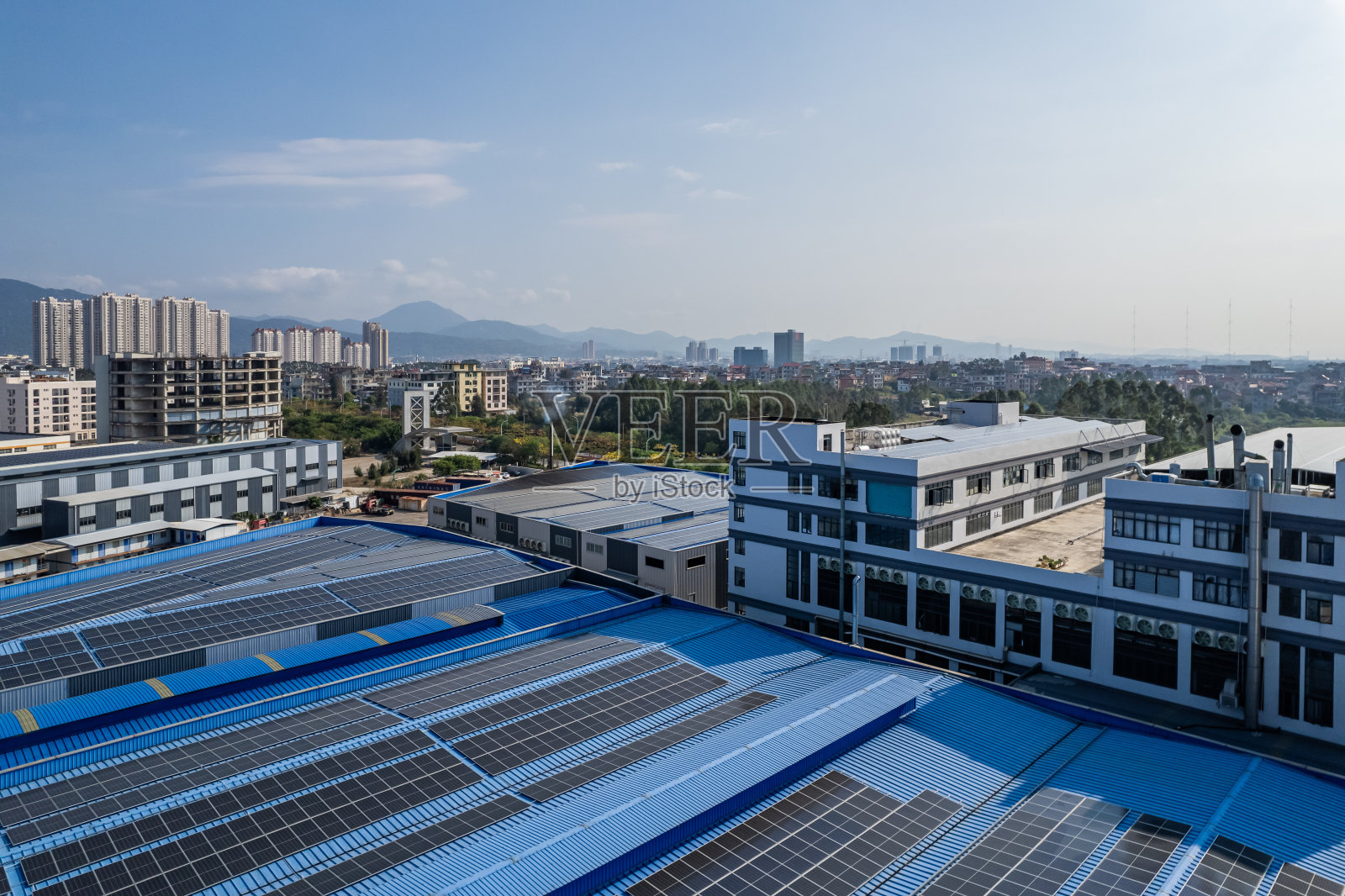 鸟瞰图，厂房内有光伏太阳能发电设备照片摄影图片