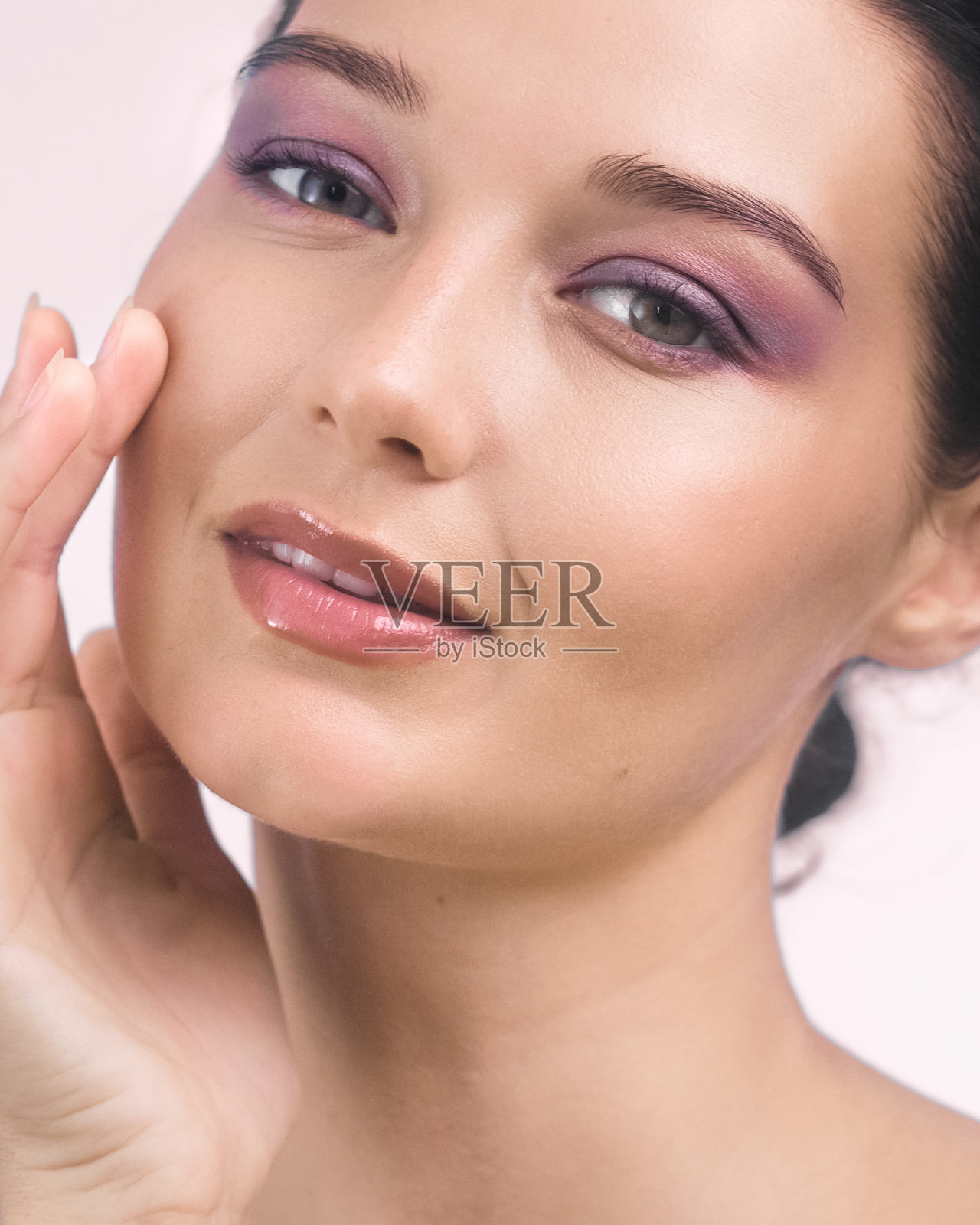 专业色彩鲜艳的彩妆特写在美丽的女人的脸照片摄影图片