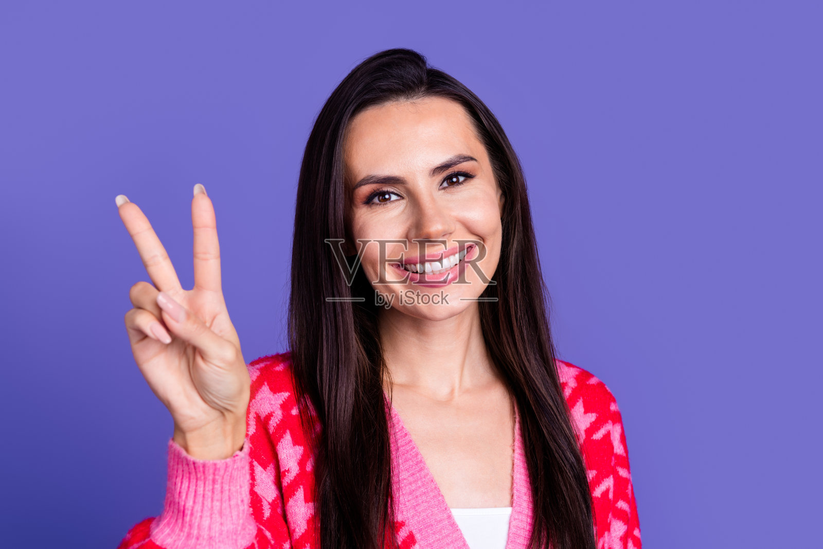 可爱的可爱的华丽的女人穿着时尚的印花衣服v字孤立的紫色背景的照片照片摄影图片