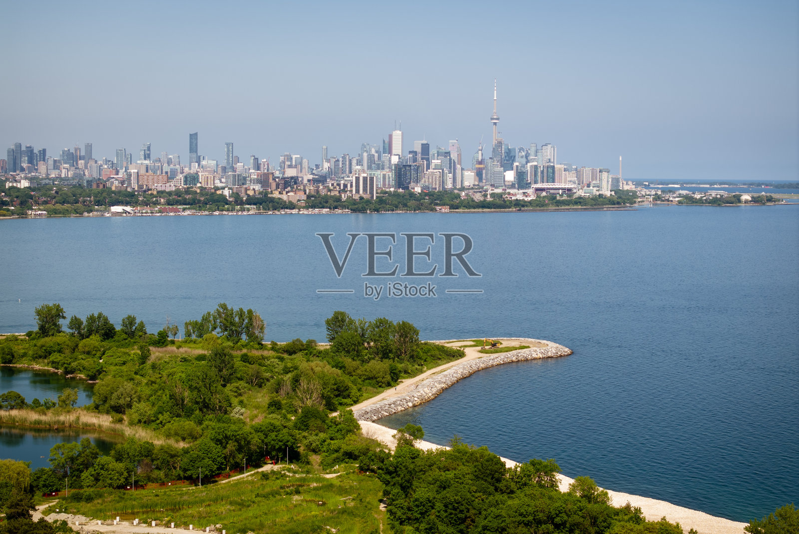 无人机航拍的公园在多伦多市中心的安大略湖照片摄影图片