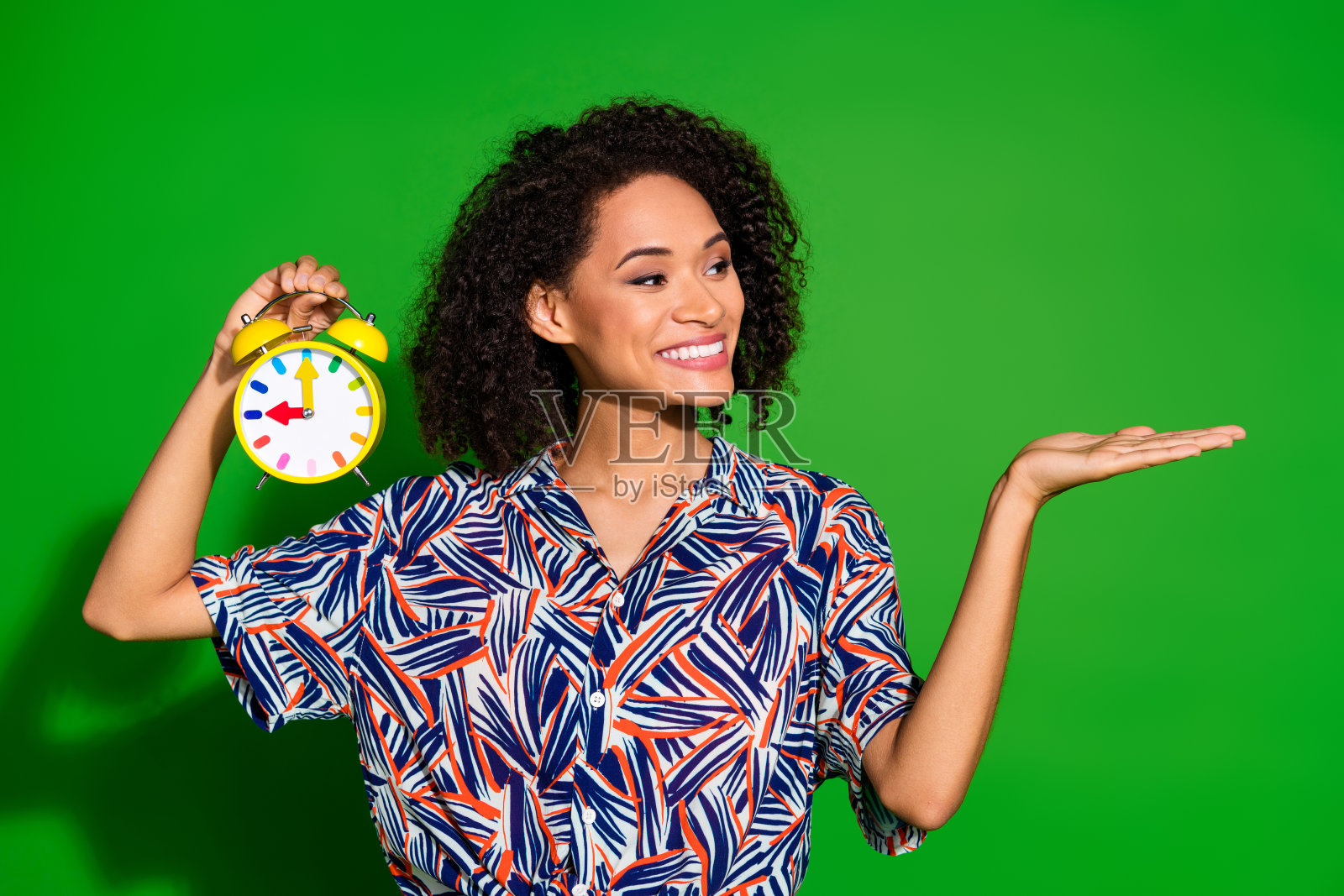 照片的女孩可爱的女士穿着印花衬衫微笑显示两个v字孤立的绿色背景照片摄影图片