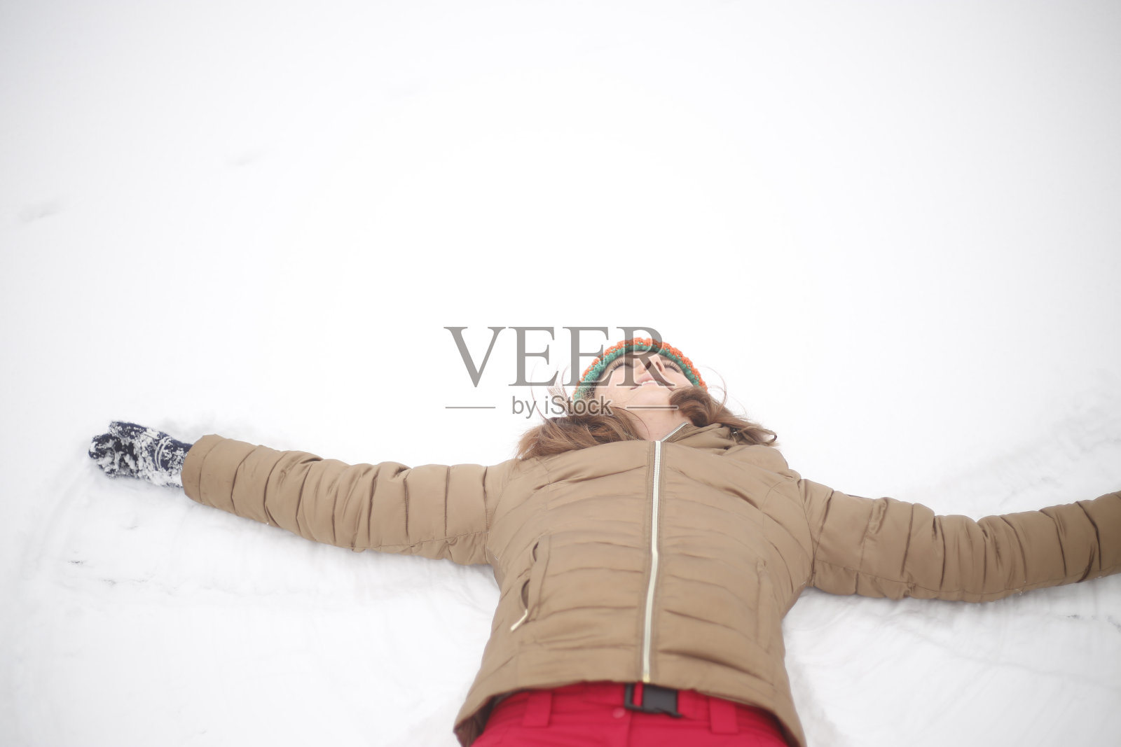 造雪天使的女人照片摄影图片